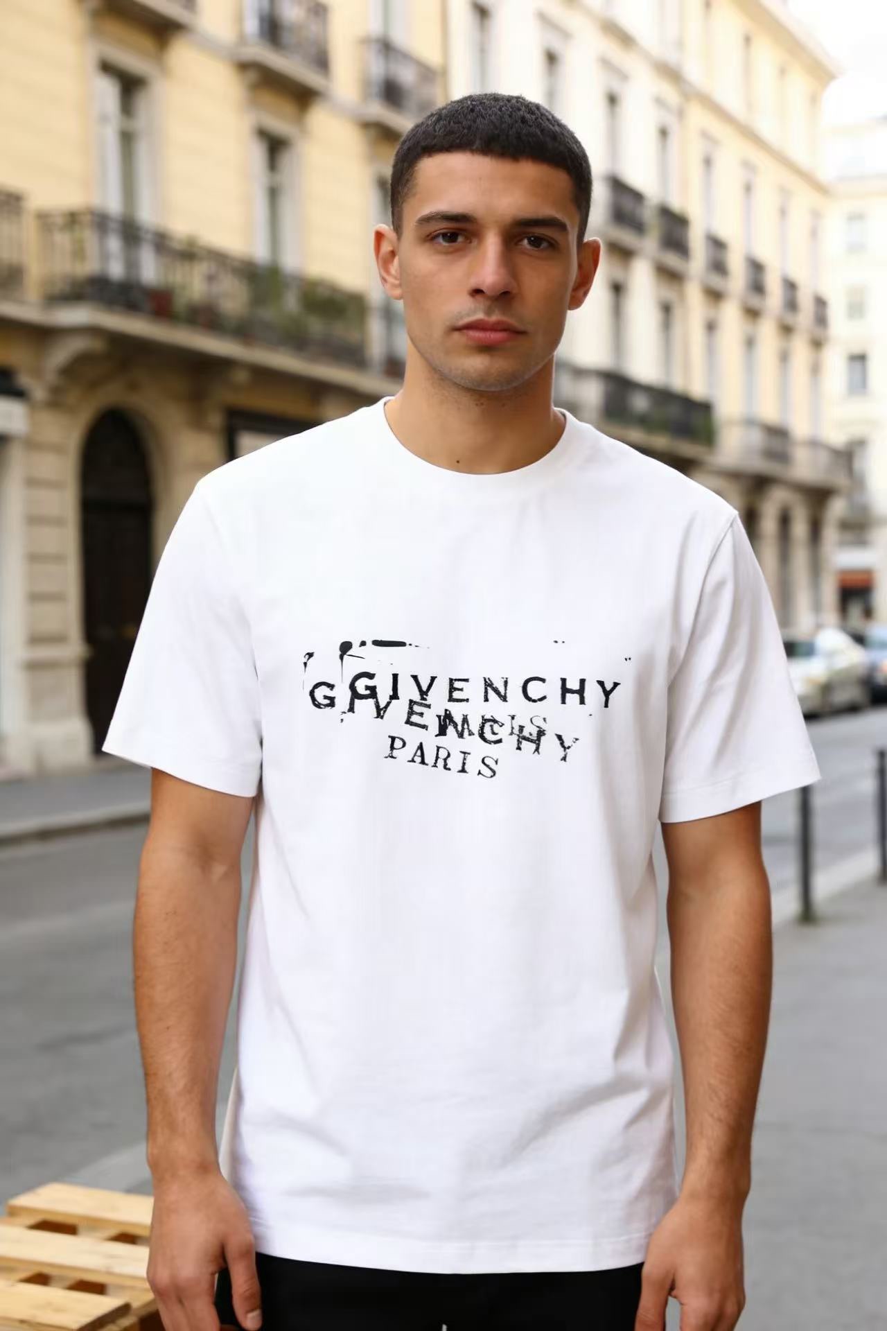 🔥纪梵希.（🌾）2026早春新品！时尚男士百搭短袖T恤，属于品牌标志性的潮流单品。设计亮点在于胸前采用双