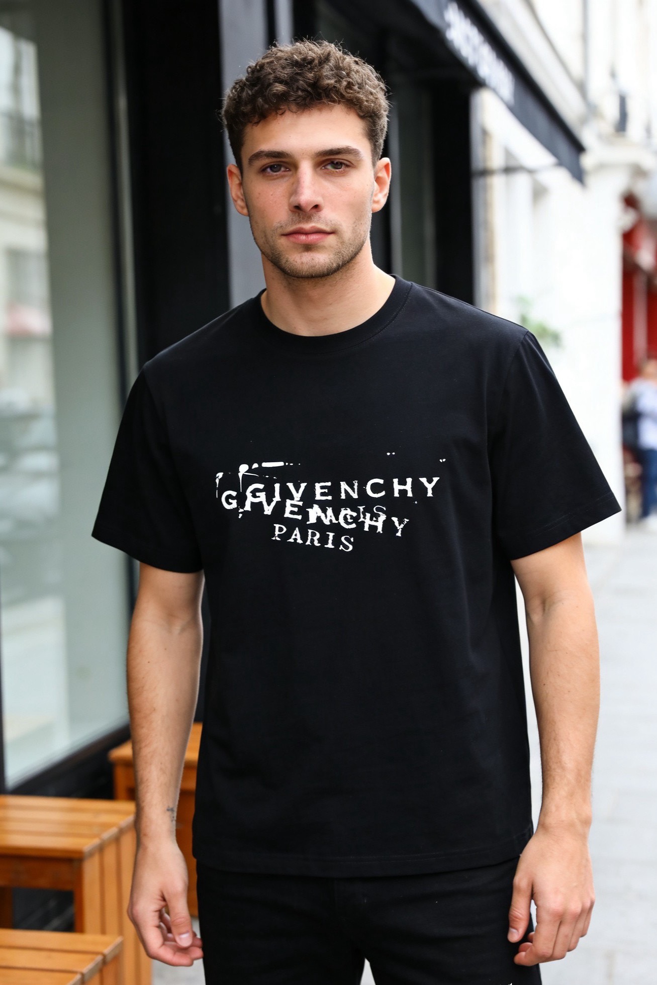 🔥纪梵希.（🌾）2026早春新品！时尚男士百搭短袖T恤，属于品牌标志性的潮流单品。设计亮点在于胸前采用双