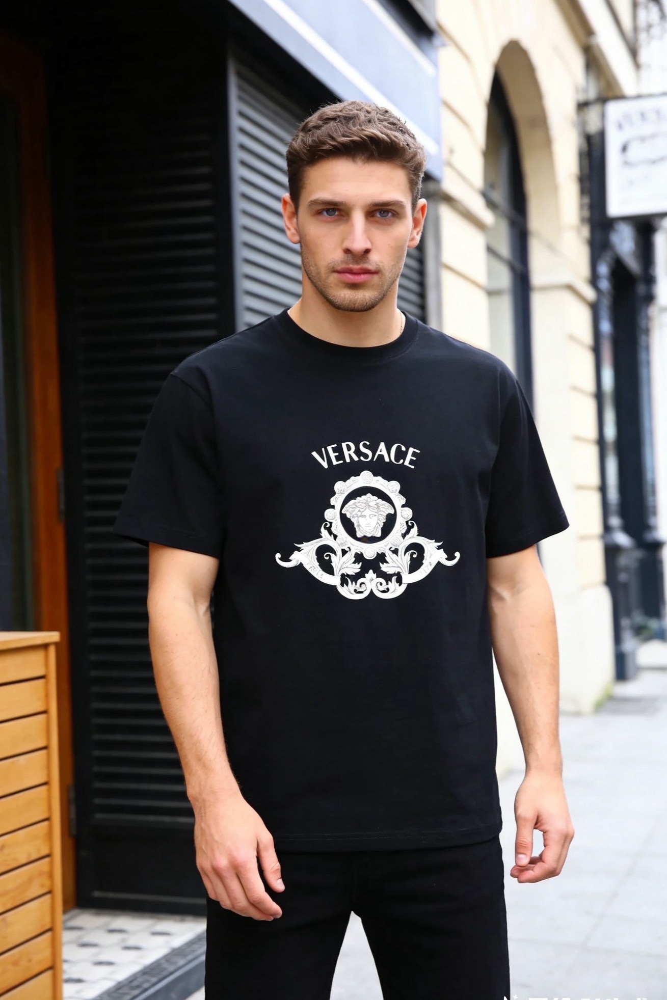 🔥范思*/Versa*e.（🌾）2026早春新款🆕时尚男士百搭短袖T恤，是品牌极具标志性的经典单品，胸前