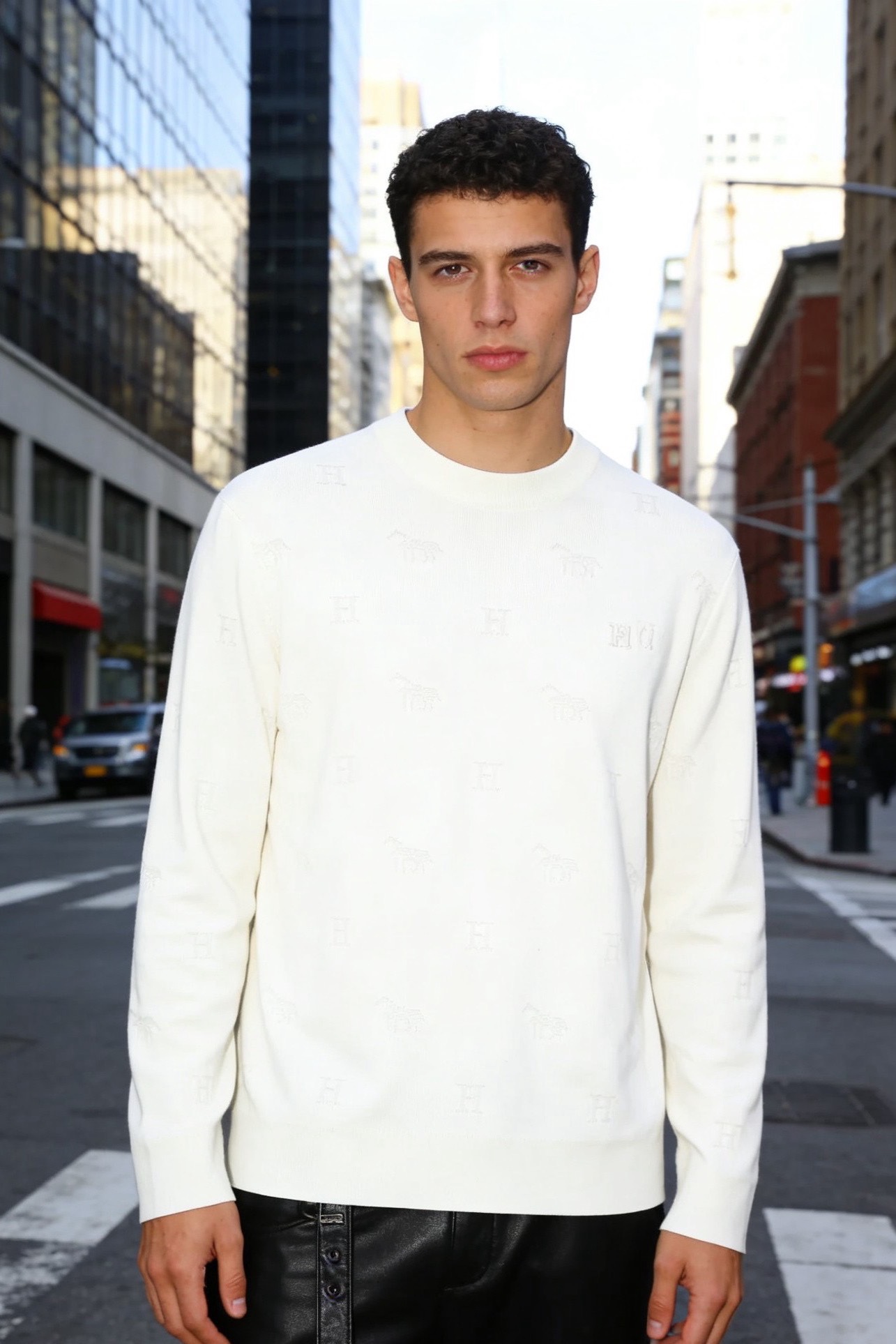 🔥爱马仕.（🌾）25秋冬男士圆领针织衫，属于品牌兼具精致感与实穿性的单品。它采用细腻的高支针织面料，触感