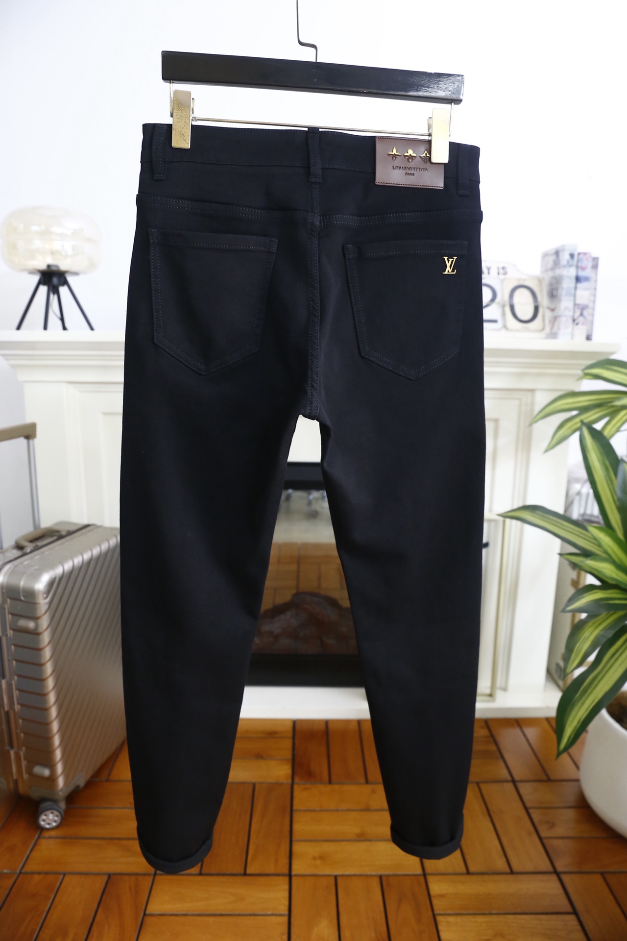 🔥路易威*/LV.（🌾）25秋冬男士深色牛仔裤，属于品牌兼具简约质感与标志性细节的单品。它采用高密弹力牛