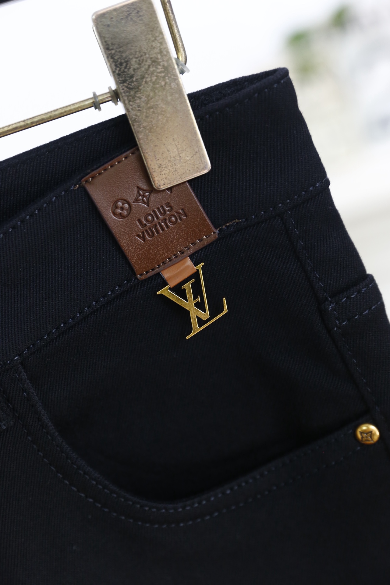 🔥路易威*/LV.（🌾）25秋冬男士深色牛仔裤，属于品牌兼具简约质感与标志性细节的单品。它采用高密弹力牛