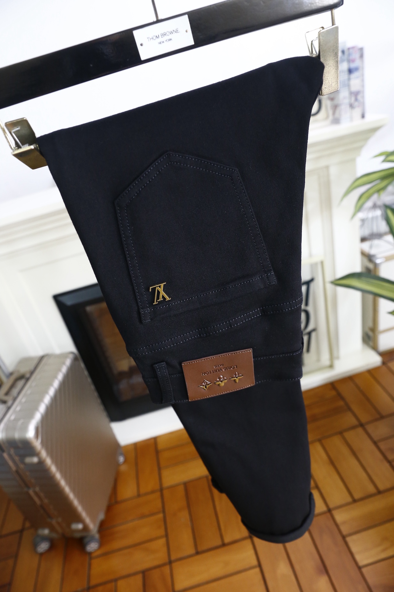 🔥路易威*/LV.（🌾）25秋冬男士深色牛仔裤，属于品牌兼具简约质感与标志性细节的单品。它采用高密弹力牛