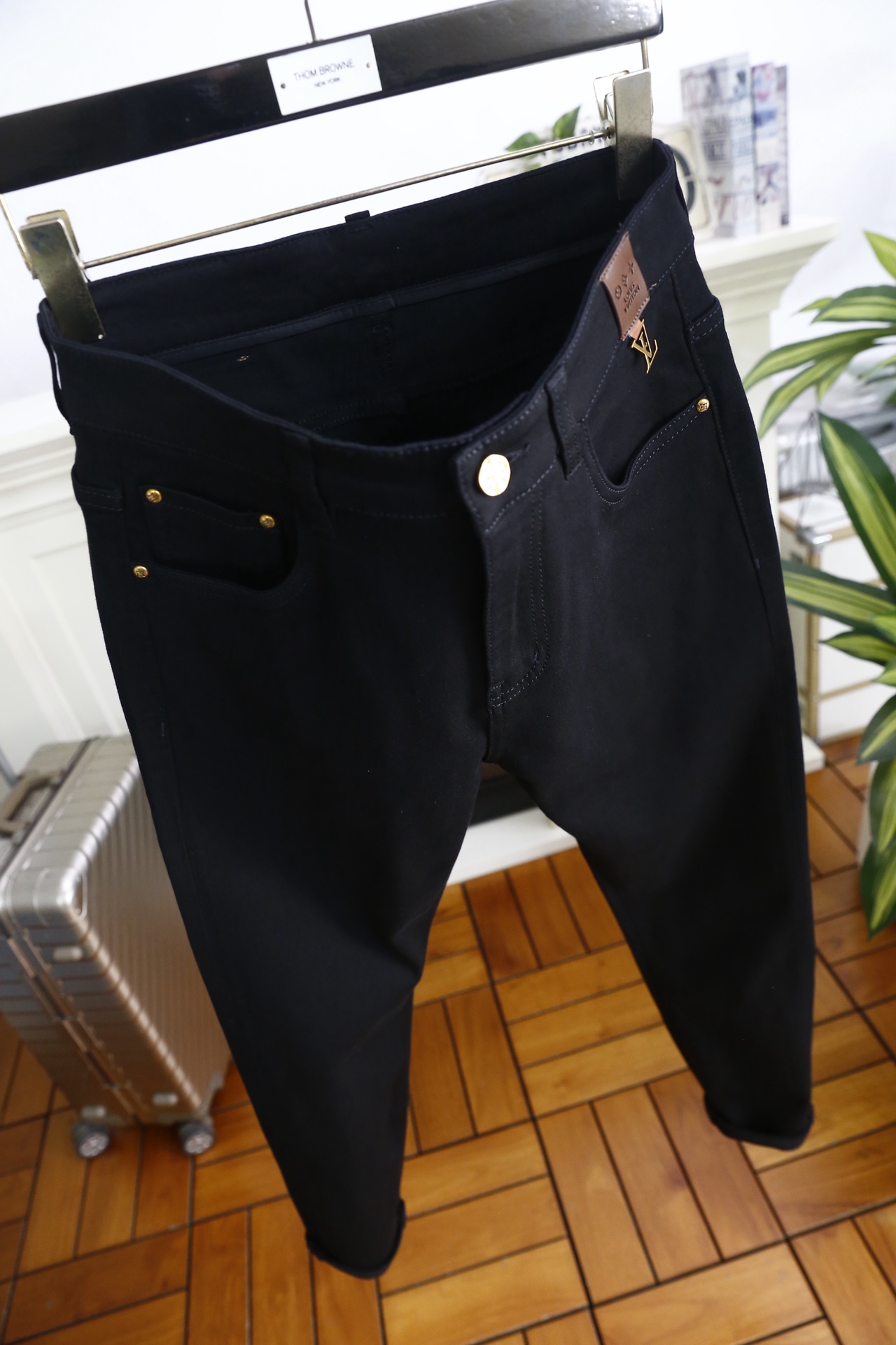 🔥路易威*/LV.（🌾）25秋冬男士深色牛仔裤，属于品牌兼具简约质感与标志性细节的单品。它采用高密弹力牛