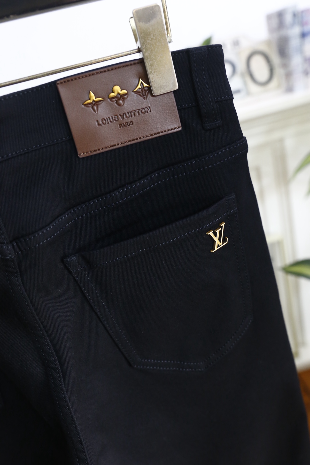 🔥路易威*/LV.（🌾）25秋冬男士深色牛仔裤，属于品牌兼具简约质感与标志性细节的单品。它采用高密弹力牛