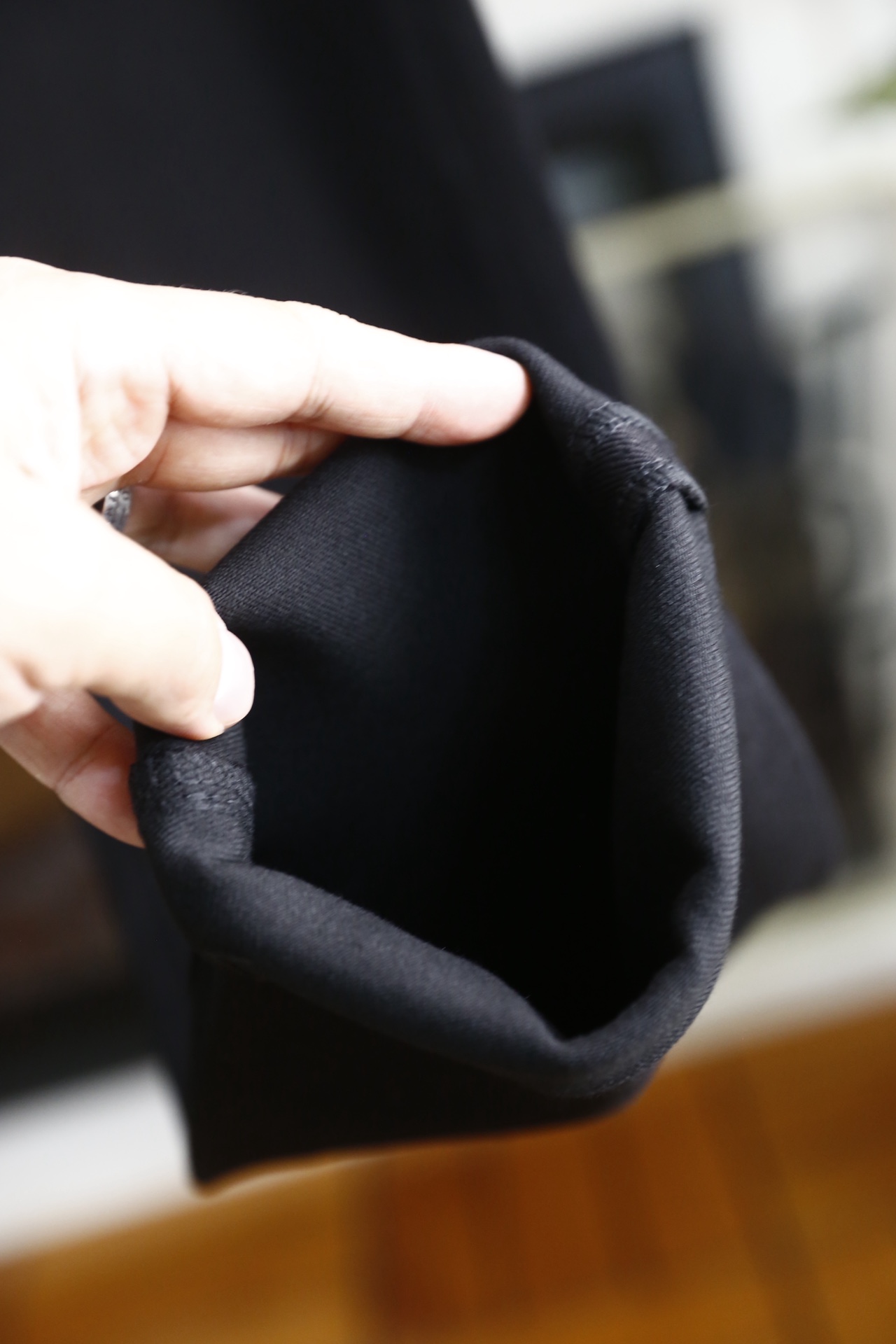 🔥路易威*/LV.（🌾）25秋冬男士深色牛仔裤，属于品牌兼具简约质感与标志性细节的单品。它采用高密弹力牛