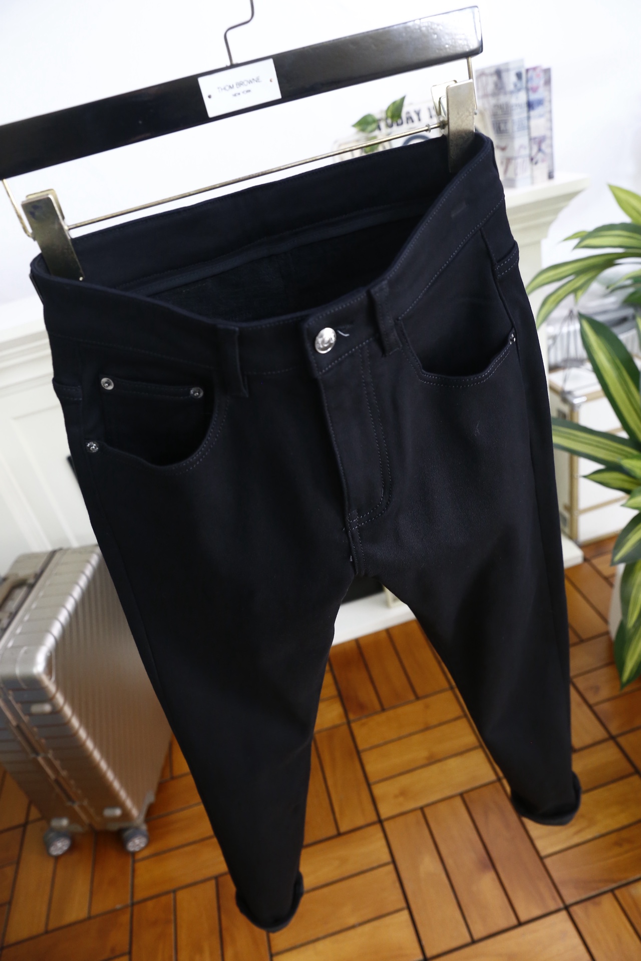 🔥迪奥.（🌾）25秋冬男士深色牛仔裤，属于品牌兼具简约质感与标志性细节的单品。它采用高密弹力牛仔面料，触