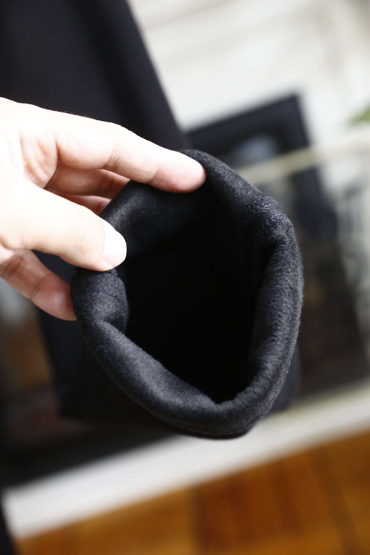 🔥迪奥.（🌾）25秋冬男士深色牛仔裤，属于品牌兼具简约质感与标志性细节的单品。它采用高密弹力牛仔面料，触