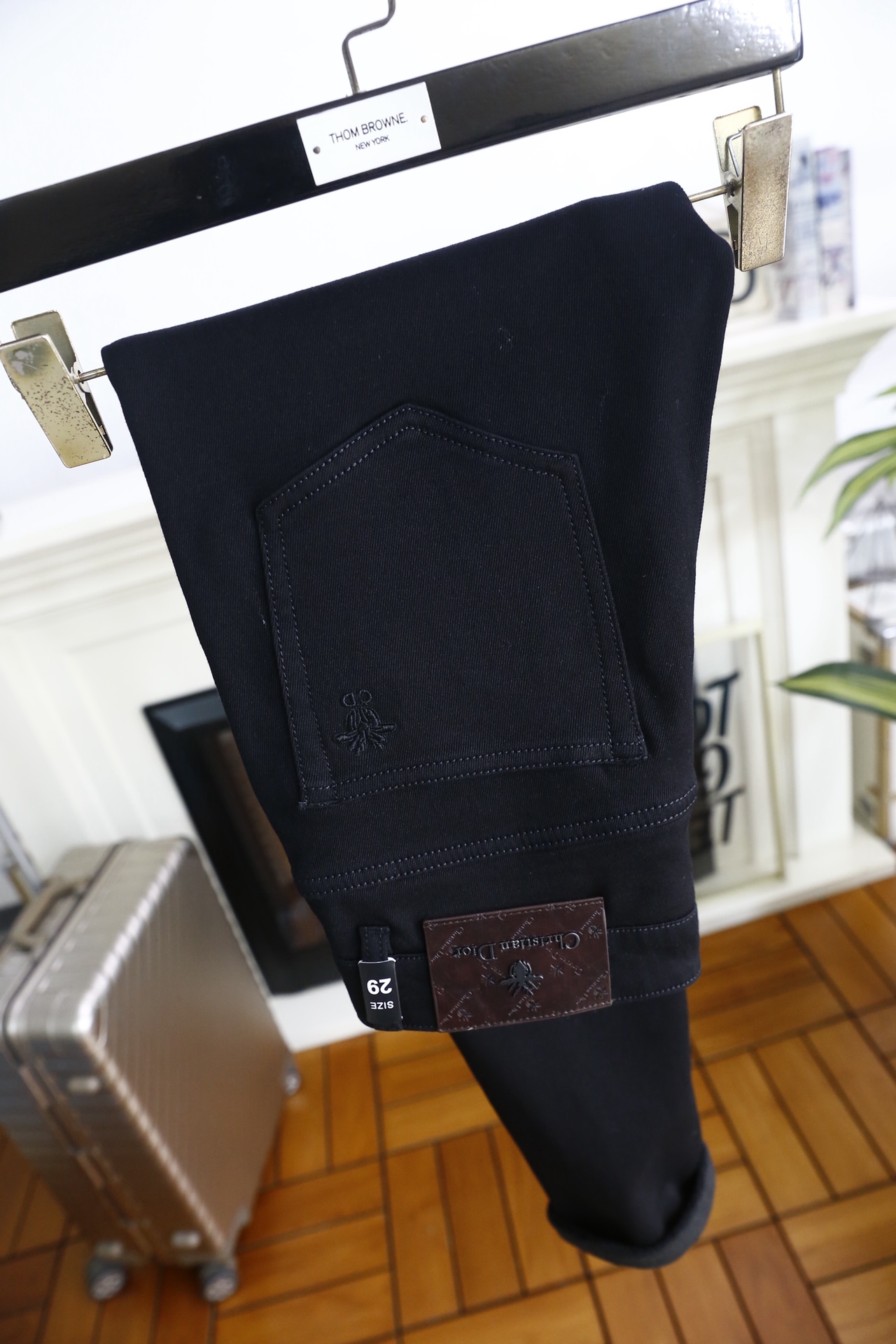 🔥迪奥.（🌾）25秋冬男士深色牛仔裤，属于品牌兼具简约质感与标志性细节的单品。它采用高密弹力牛仔面料，触