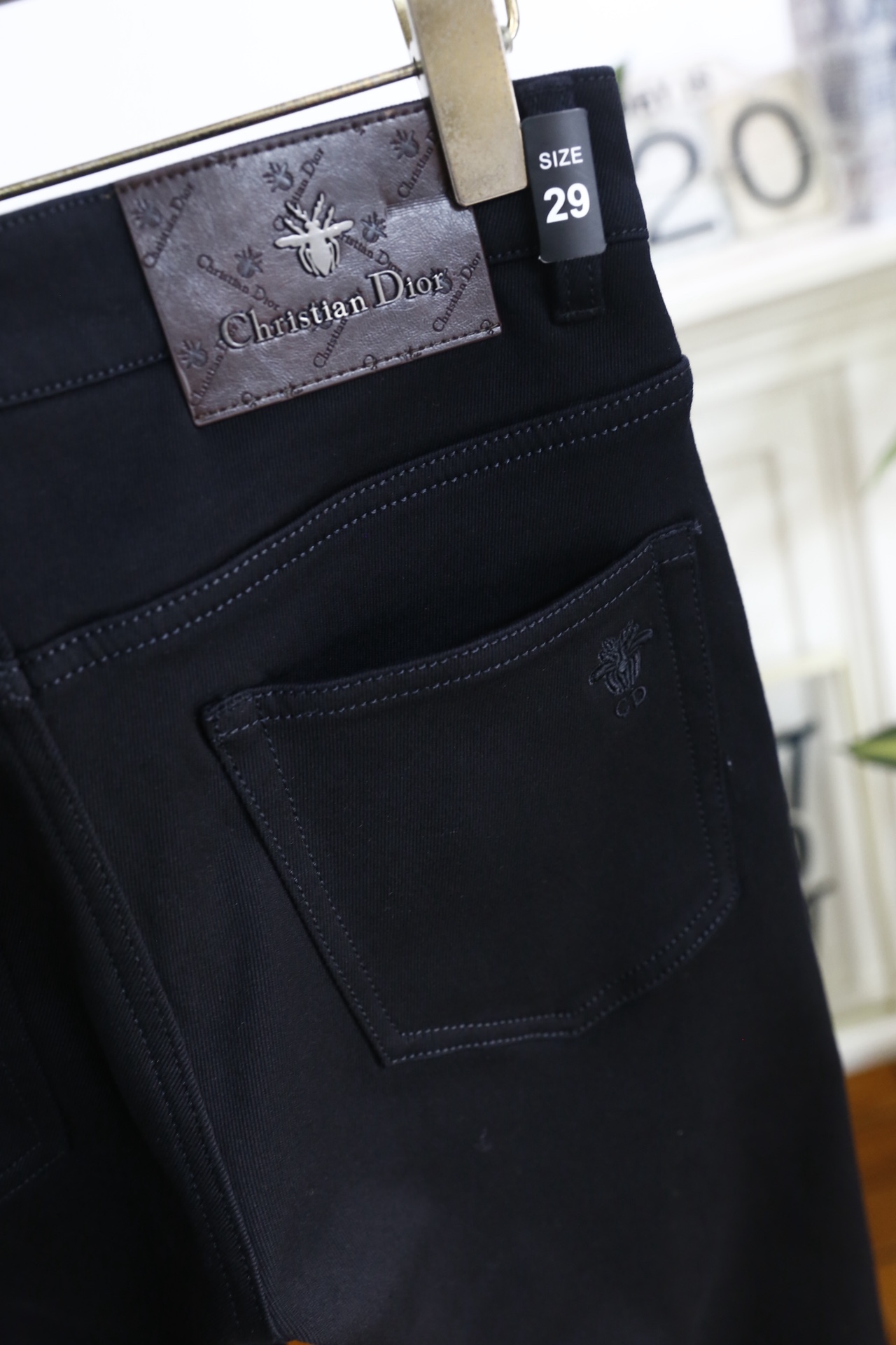 🔥迪奥.（🌾）25秋冬男士深色牛仔裤，属于品牌兼具简约质感与标志性细节的单品。它采用高密弹力牛仔面料，触