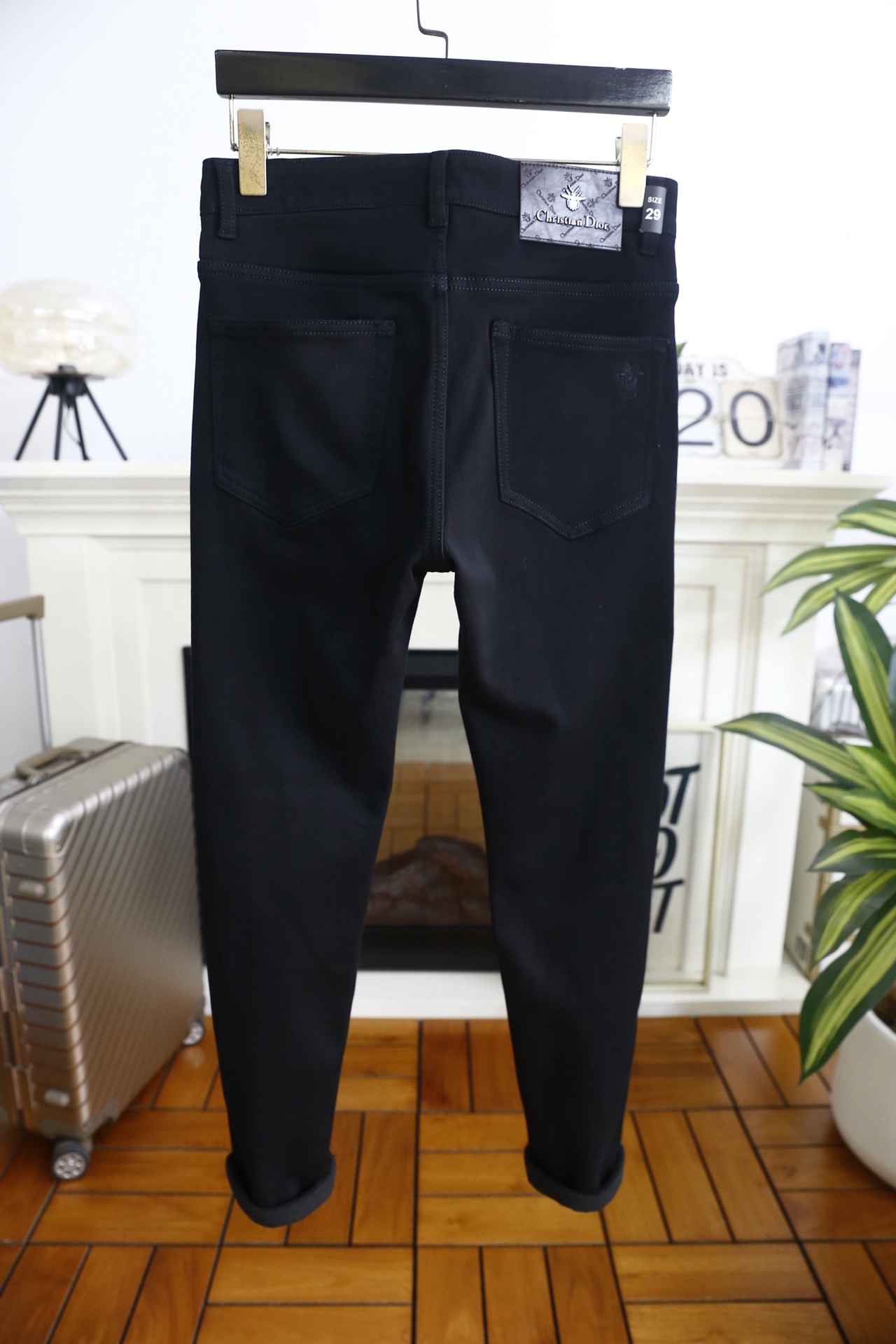 🔥迪奥.（🌾）25秋冬男士深色牛仔裤，属于品牌兼具简约质感与标志性细节的单品。它采用高密弹力牛仔面料，触