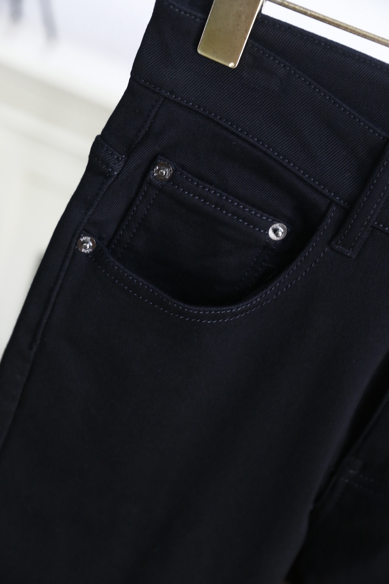 🔥迪奥.（🌾）25秋冬男士深色牛仔裤，属于品牌兼具简约质感与标志性细节的单品。它采用高密弹力牛仔面料，触