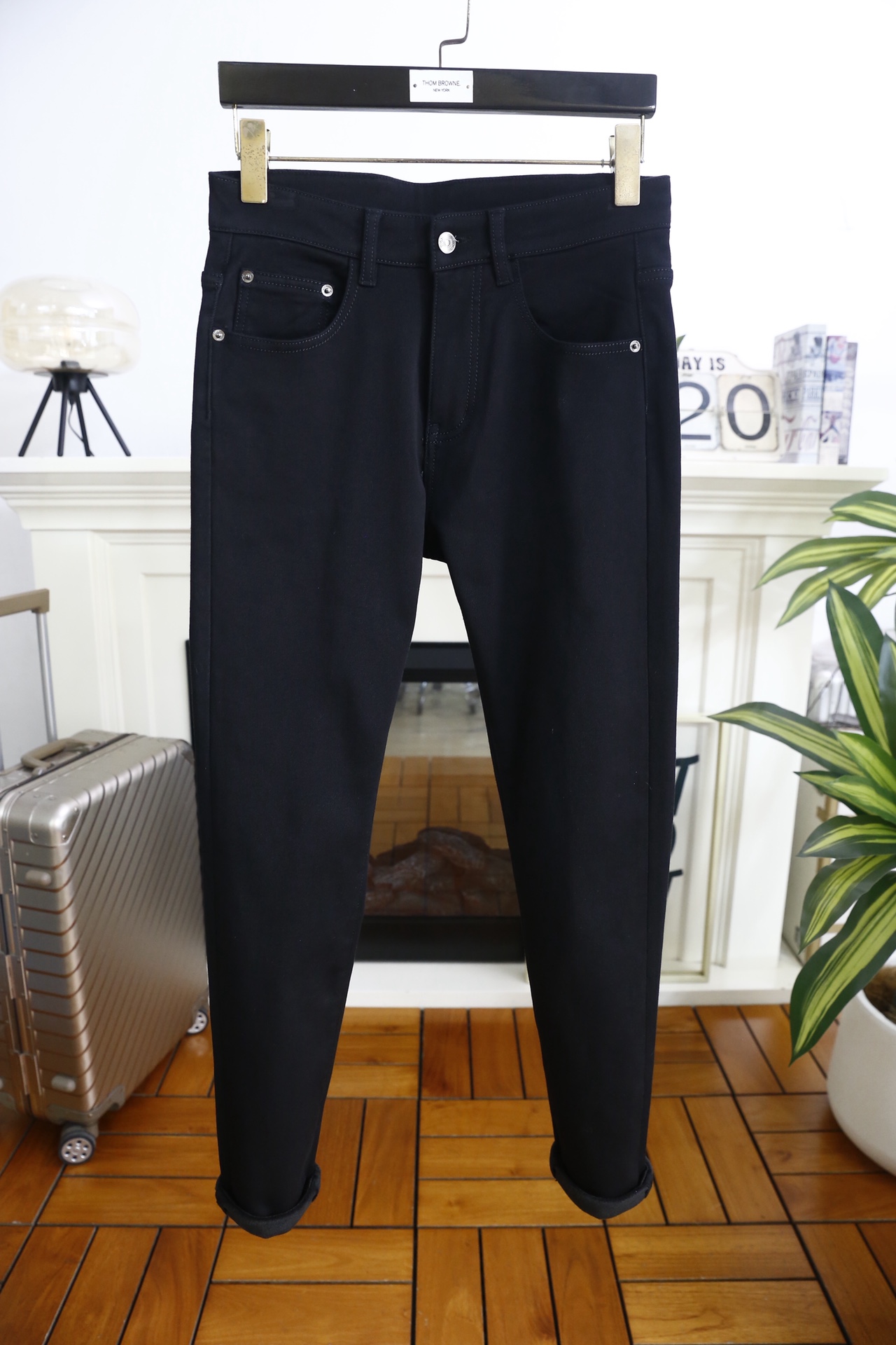 🔥迪奥.（🌾）25秋冬男士深色牛仔裤，属于品牌兼具简约质感与标志性细节的单品。它采用高密弹力牛仔面料，触