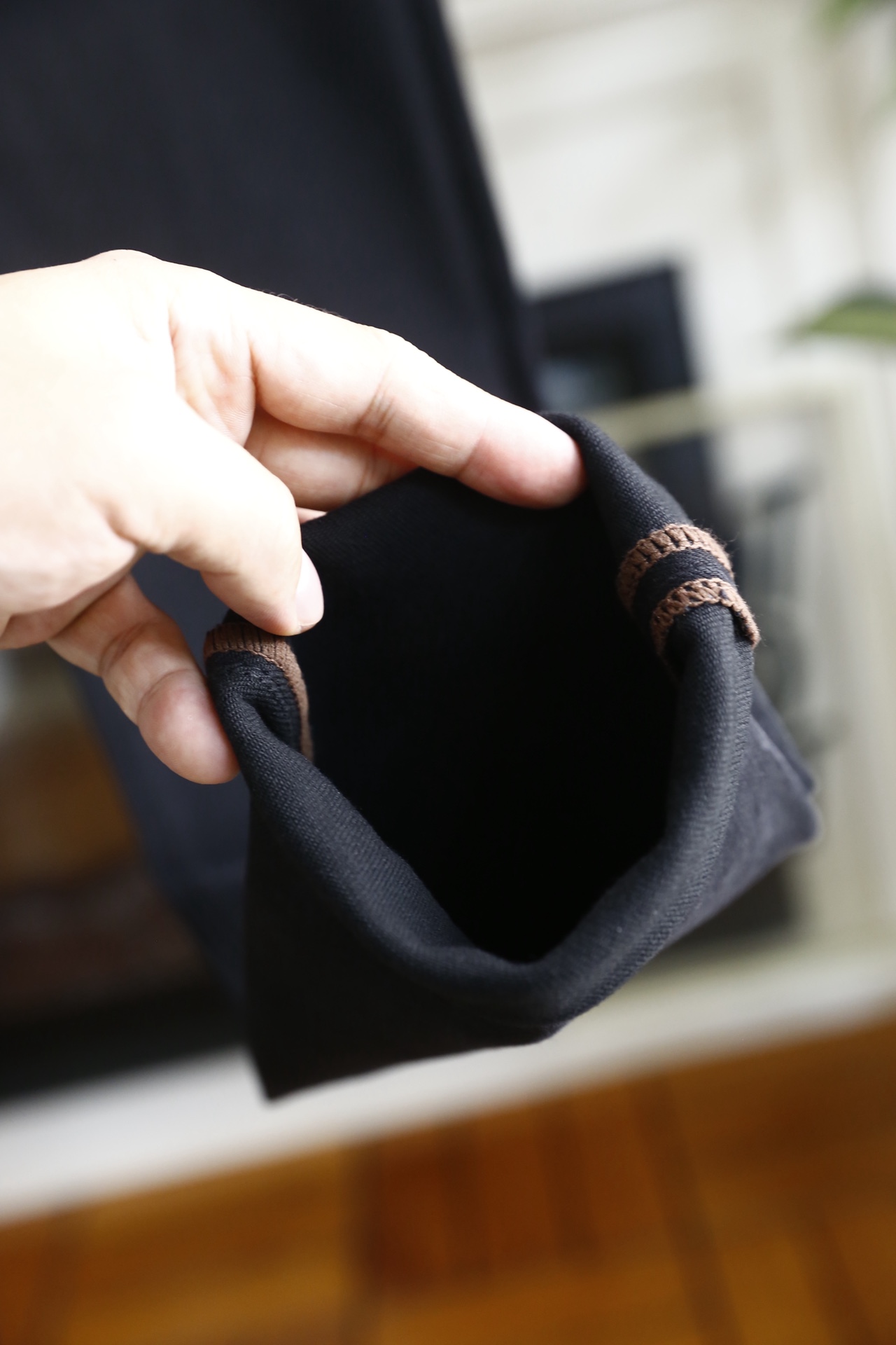 🔥巴宝丽.（🌾）25秋冬男士深色牛仔裤，属于品牌兼具简约质感与标志性细节的单品。它采用高密弹力牛仔面料，