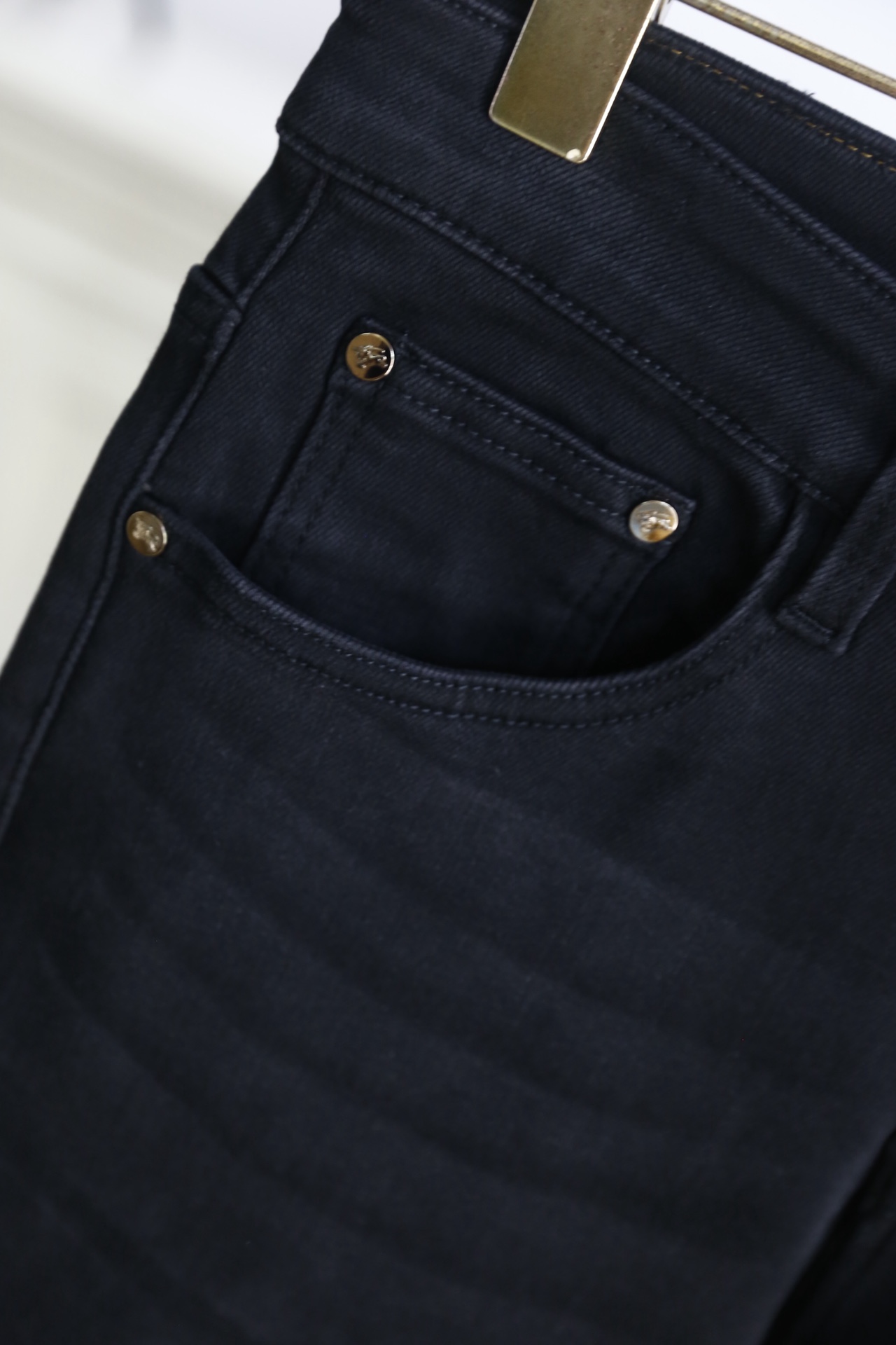 🔥巴宝丽.（🌾）25秋冬男士深色牛仔裤，属于品牌兼具简约质感与标志性细节的单品。它采用高密弹力牛仔面料，