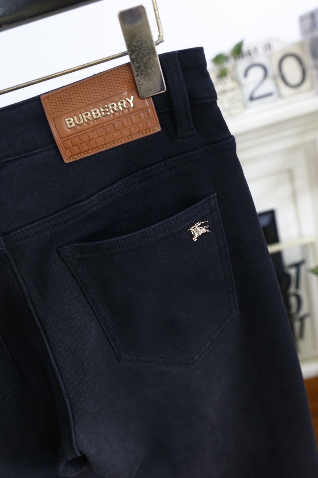 🔥巴宝丽.（🌾）25秋冬男士深色牛仔裤，属于品牌兼具简约质感与标志性细节的单品。它采用高密弹力牛仔面料，