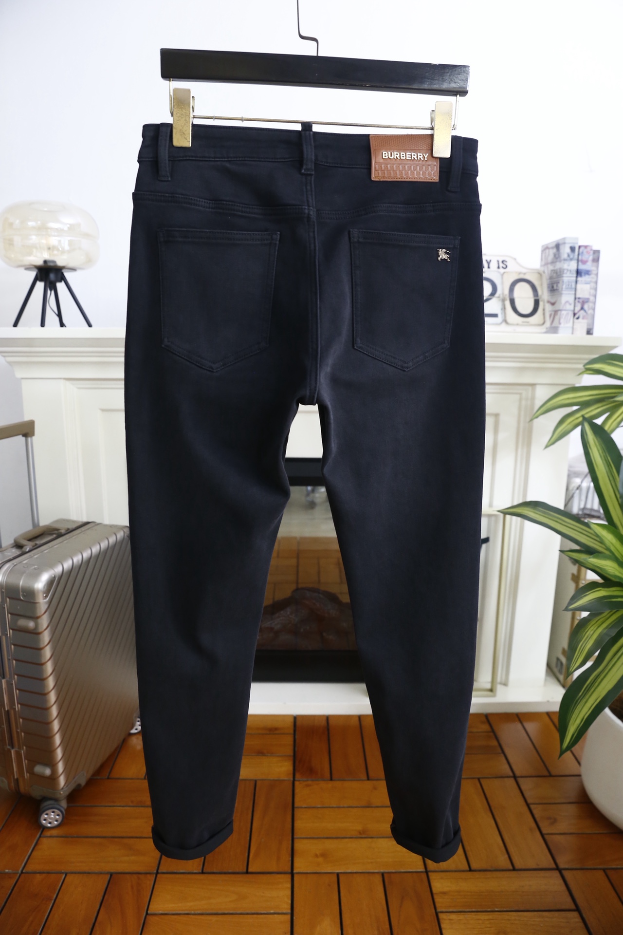 🔥巴宝丽.（🌾）25秋冬男士深色牛仔裤，属于品牌兼具简约质感与标志性细节的单品。它采用高密弹力牛仔面料，