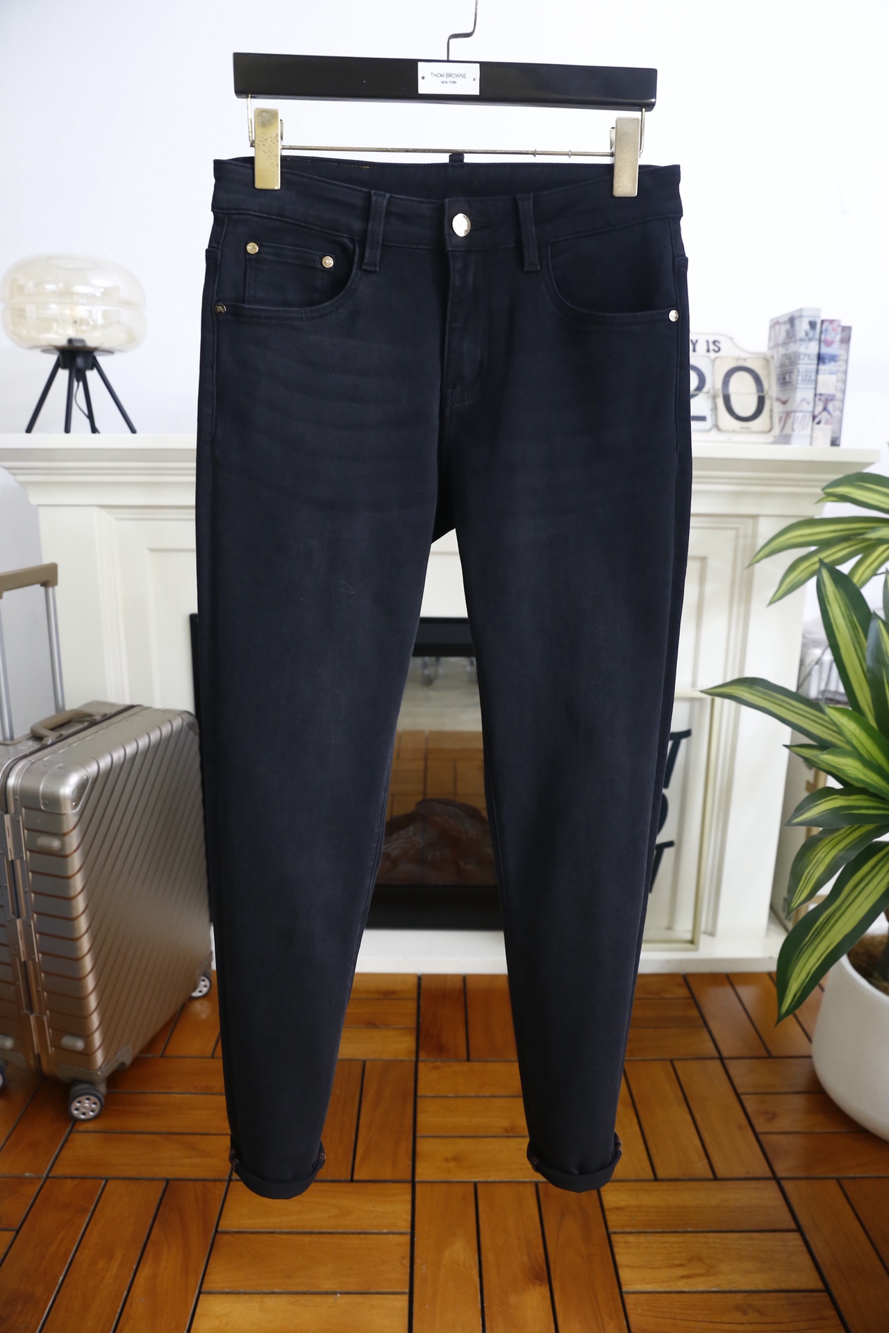 🔥巴宝丽.（🌾）25秋冬男士深色牛仔裤，属于品牌兼具简约质感与标志性细节的单品。它采用高密弹力牛仔面料，