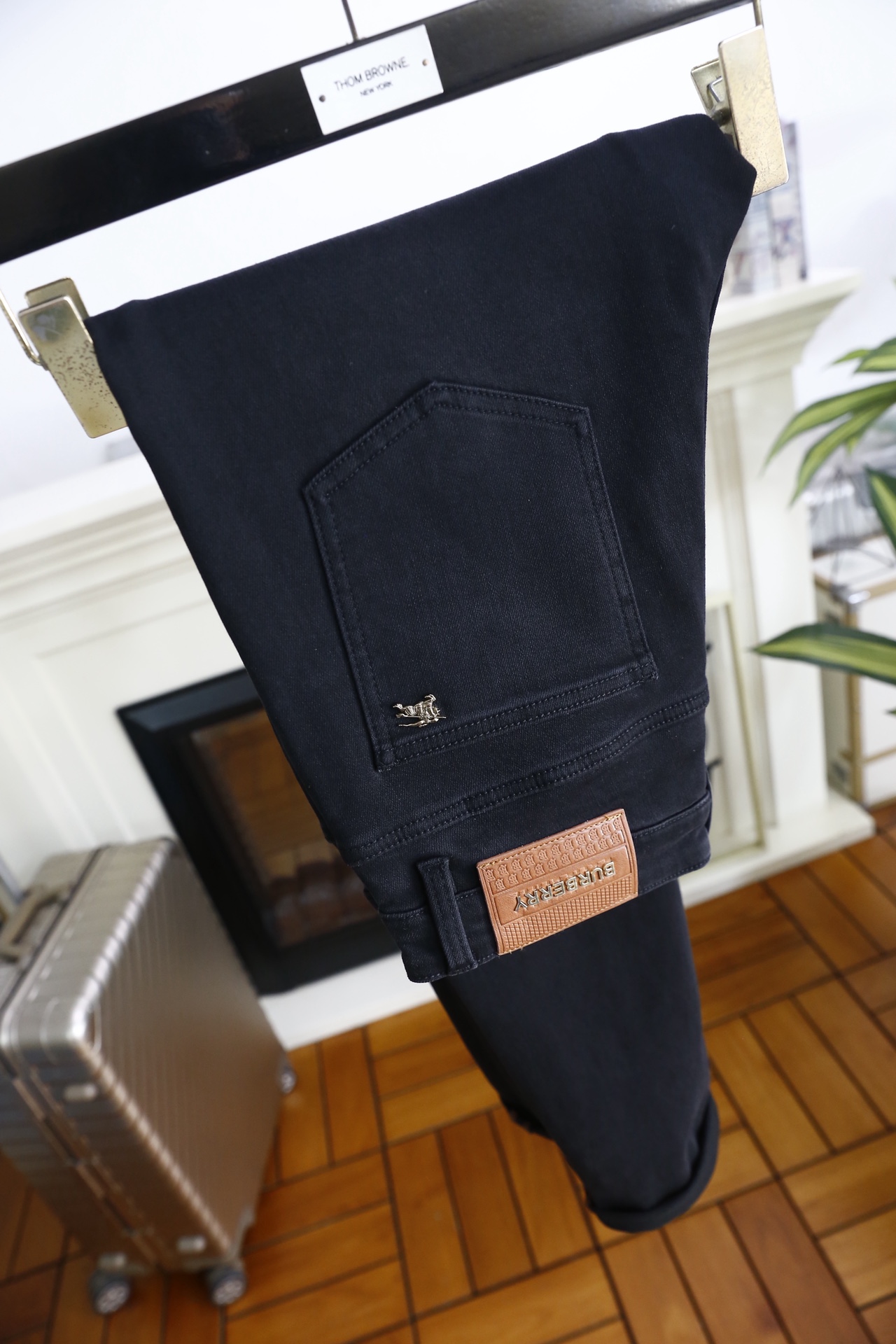 🔥巴宝丽.（🌾）25秋冬男士深色牛仔裤，属于品牌兼具简约质感与标志性细节的单品。它采用高密弹力牛仔面料，