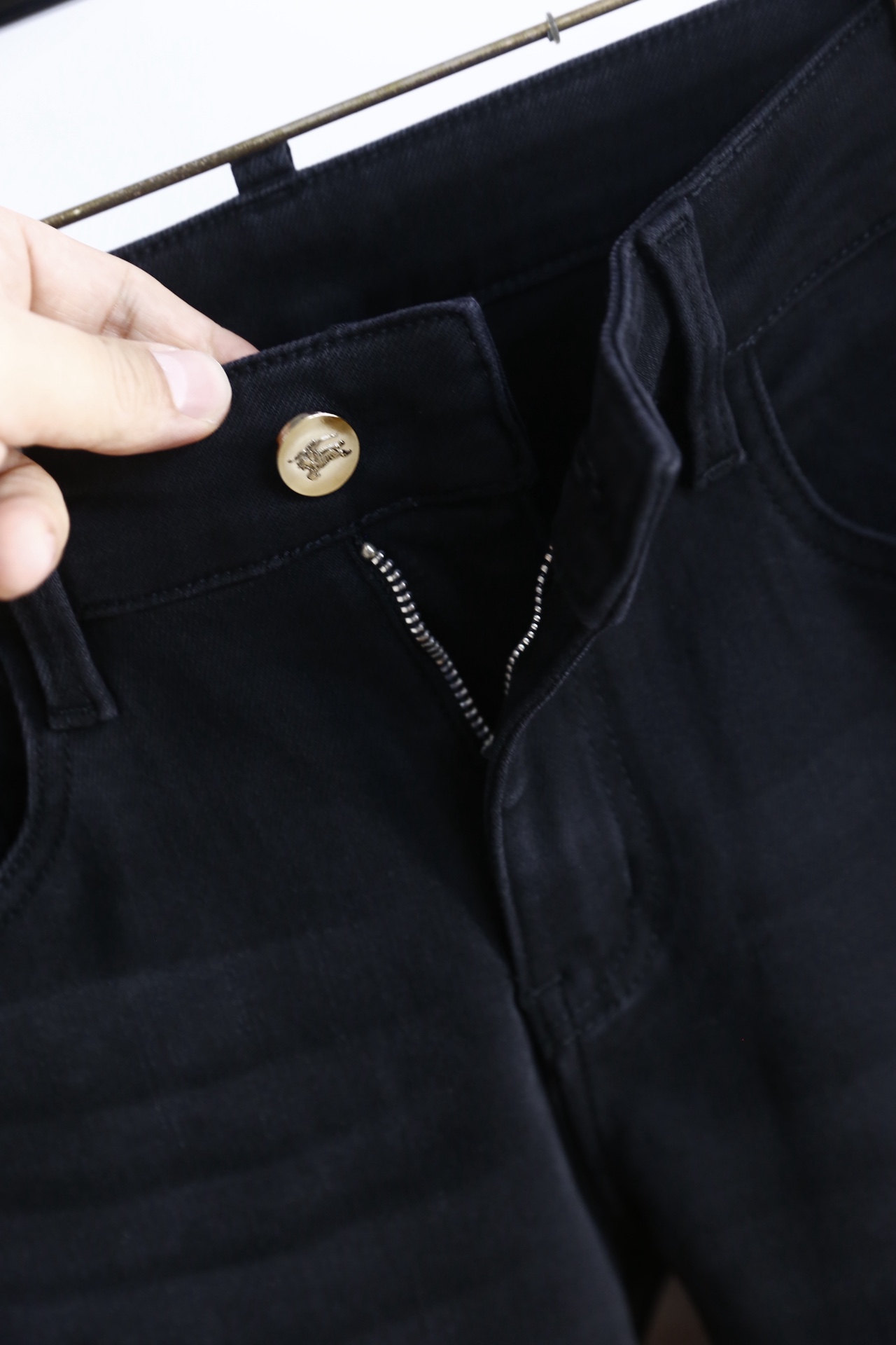 🔥巴宝丽.（🌾）25秋冬男士深色牛仔裤，属于品牌兼具简约质感与标志性细节的单品。它采用高密弹力牛仔面料，