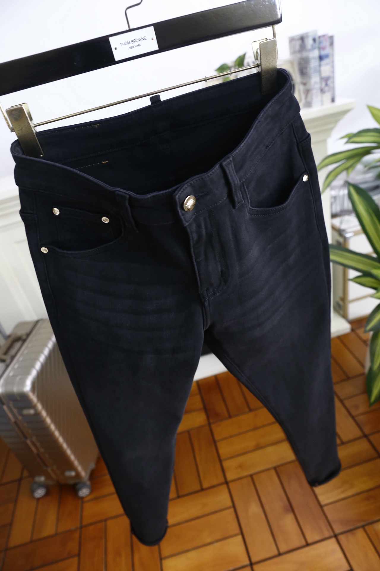 🔥巴宝丽.（🌾）25秋冬男士深色牛仔裤，属于品牌兼具简约质感与标志性细节的单品。它采用高密弹力牛仔面料，