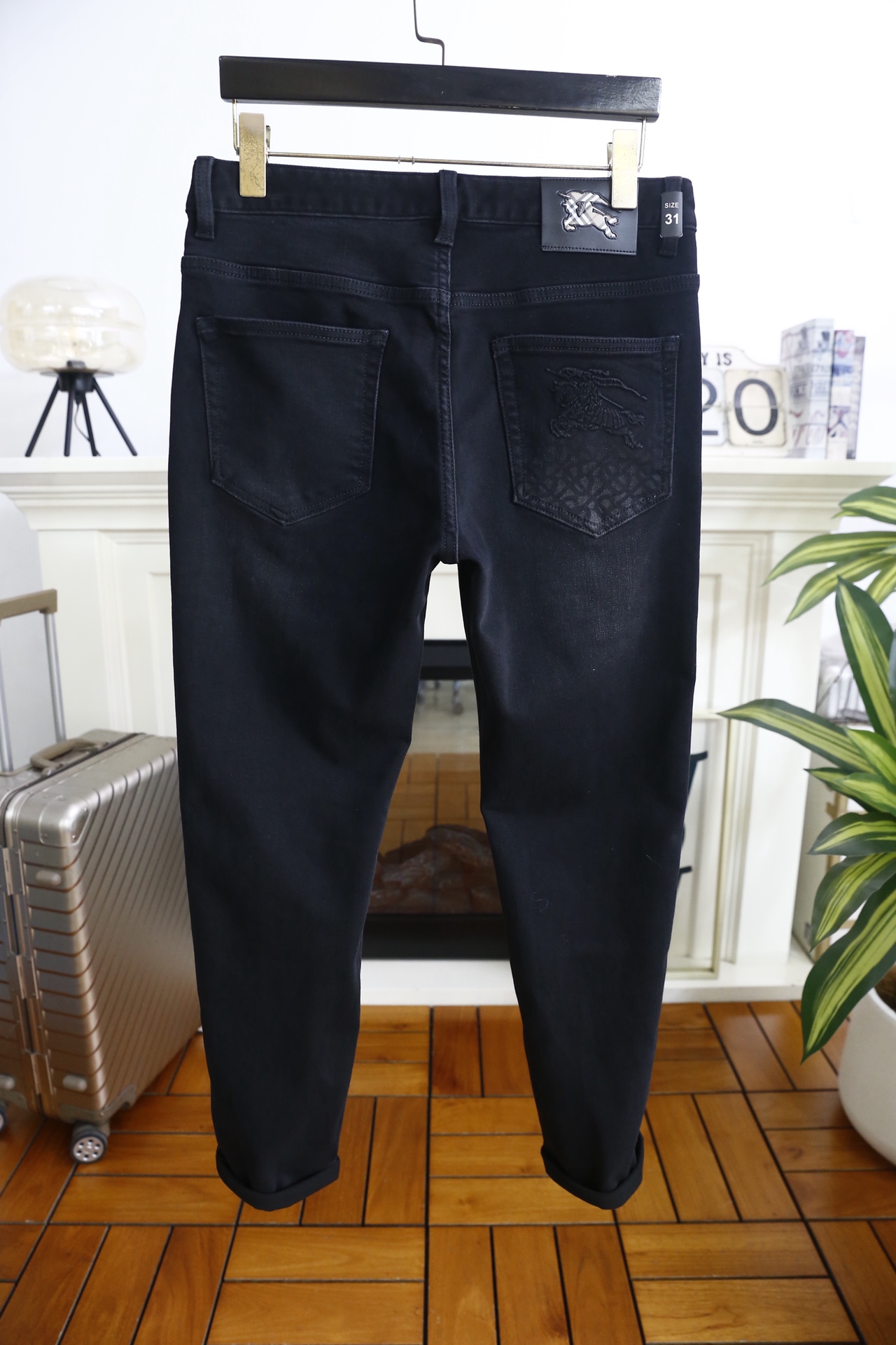 🔥巴宝丽.（🌾）25秋冬男士深色牛仔裤，属于品牌兼具简约质感与标志性细节的单品。它采用高密弹力牛仔面料，