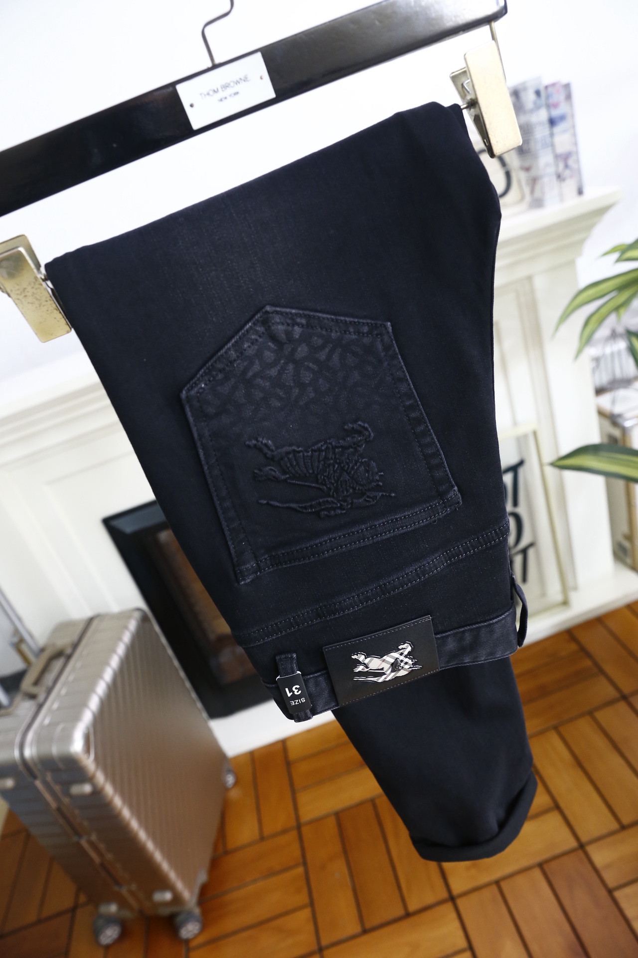 🔥巴宝丽.（🌾）25秋冬男士深色牛仔裤，属于品牌兼具简约质感与标志性细节的单品。它采用高密弹力牛仔面料，