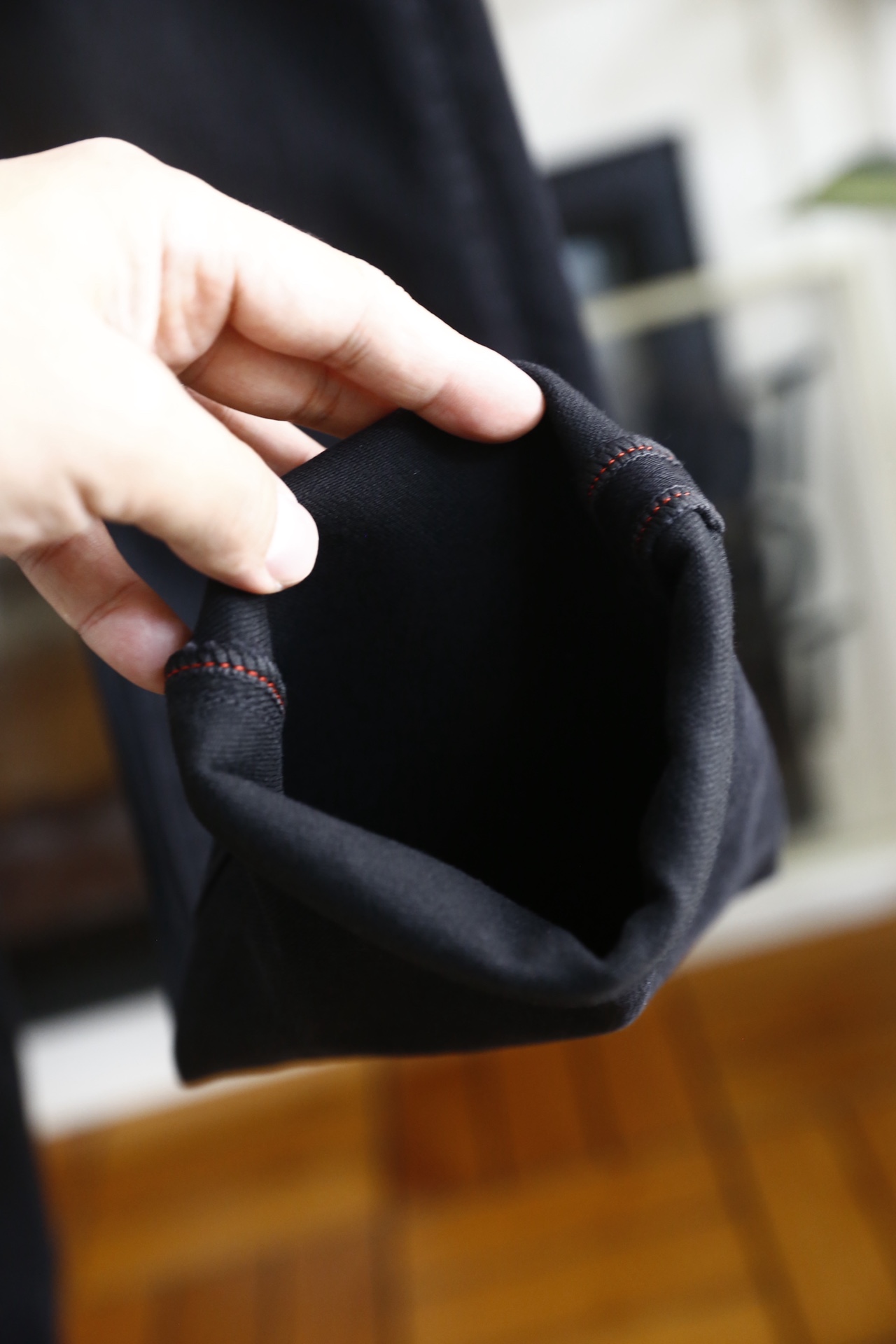 🔥巴宝丽.（🌾）25秋冬男士深色牛仔裤，属于品牌兼具简约质感与标志性细节的单品。它采用高密弹力牛仔面料，