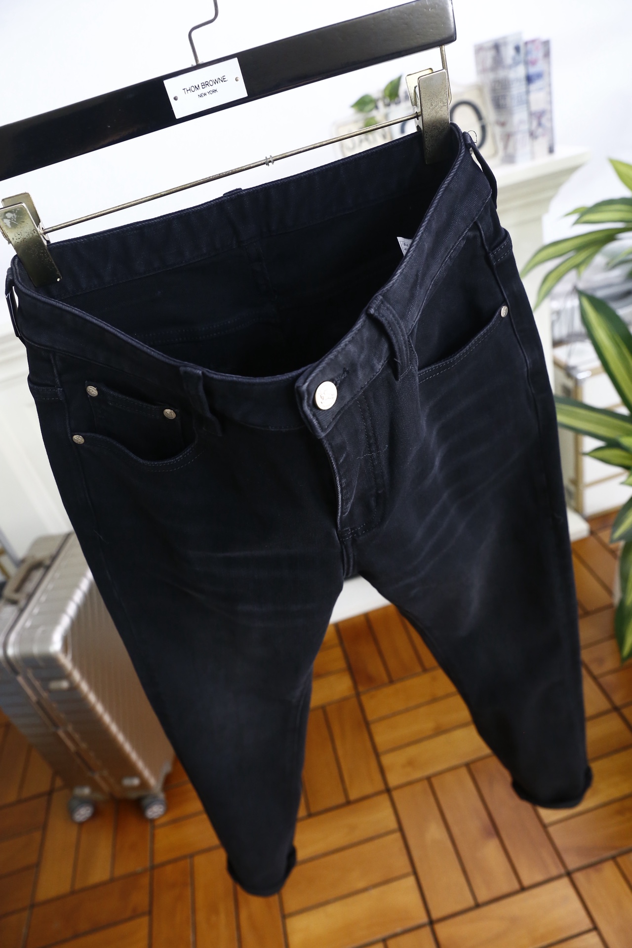 🔥巴宝丽.（🌾）25秋冬男士深色牛仔裤，属于品牌兼具简约质感与标志性细节的单品。它采用高密弹力牛仔面料，