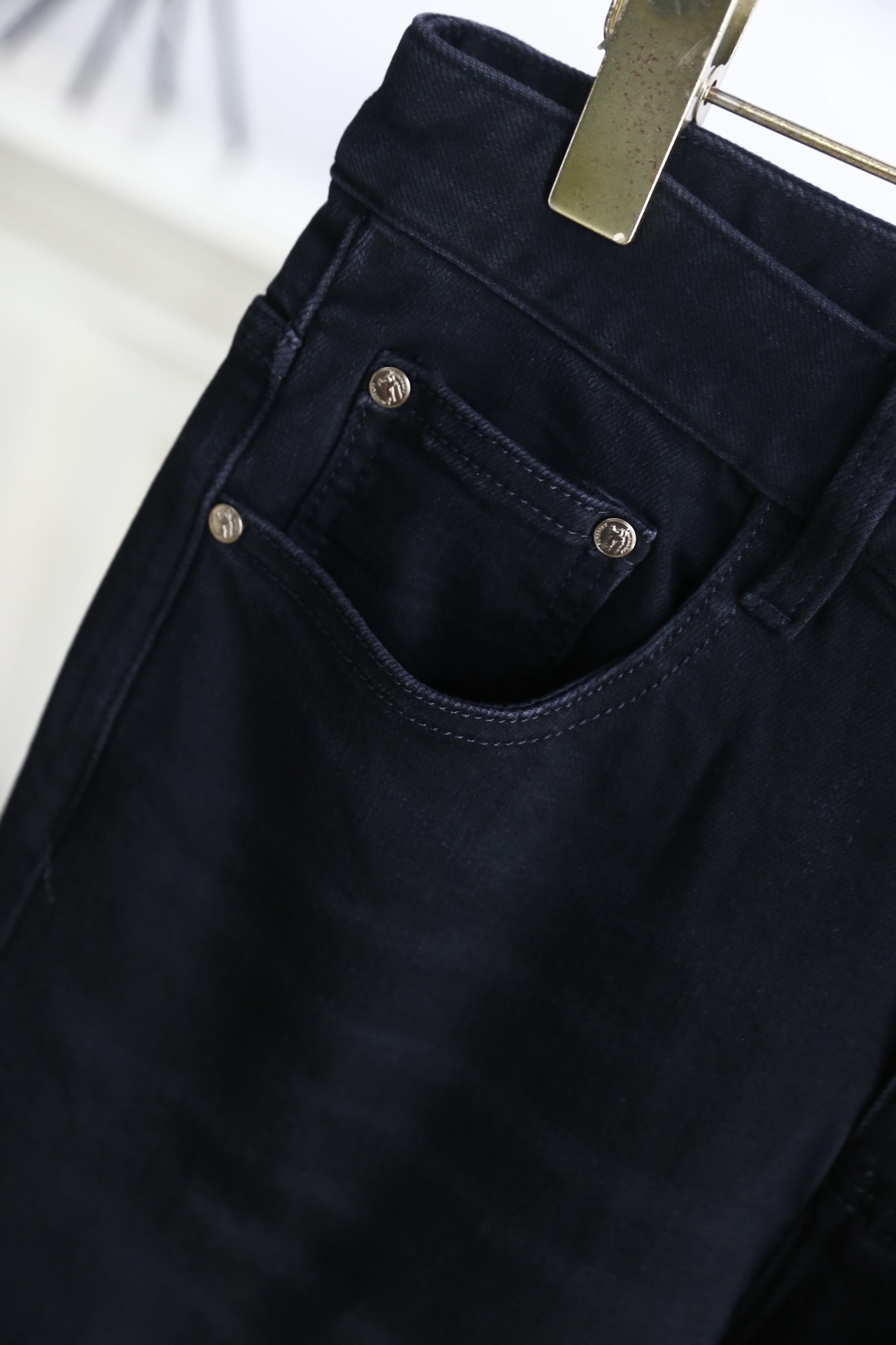 🔥巴宝丽.（🌾）25秋冬男士深色牛仔裤，属于品牌兼具简约质感与标志性细节的单品。它采用高密弹力牛仔面料，