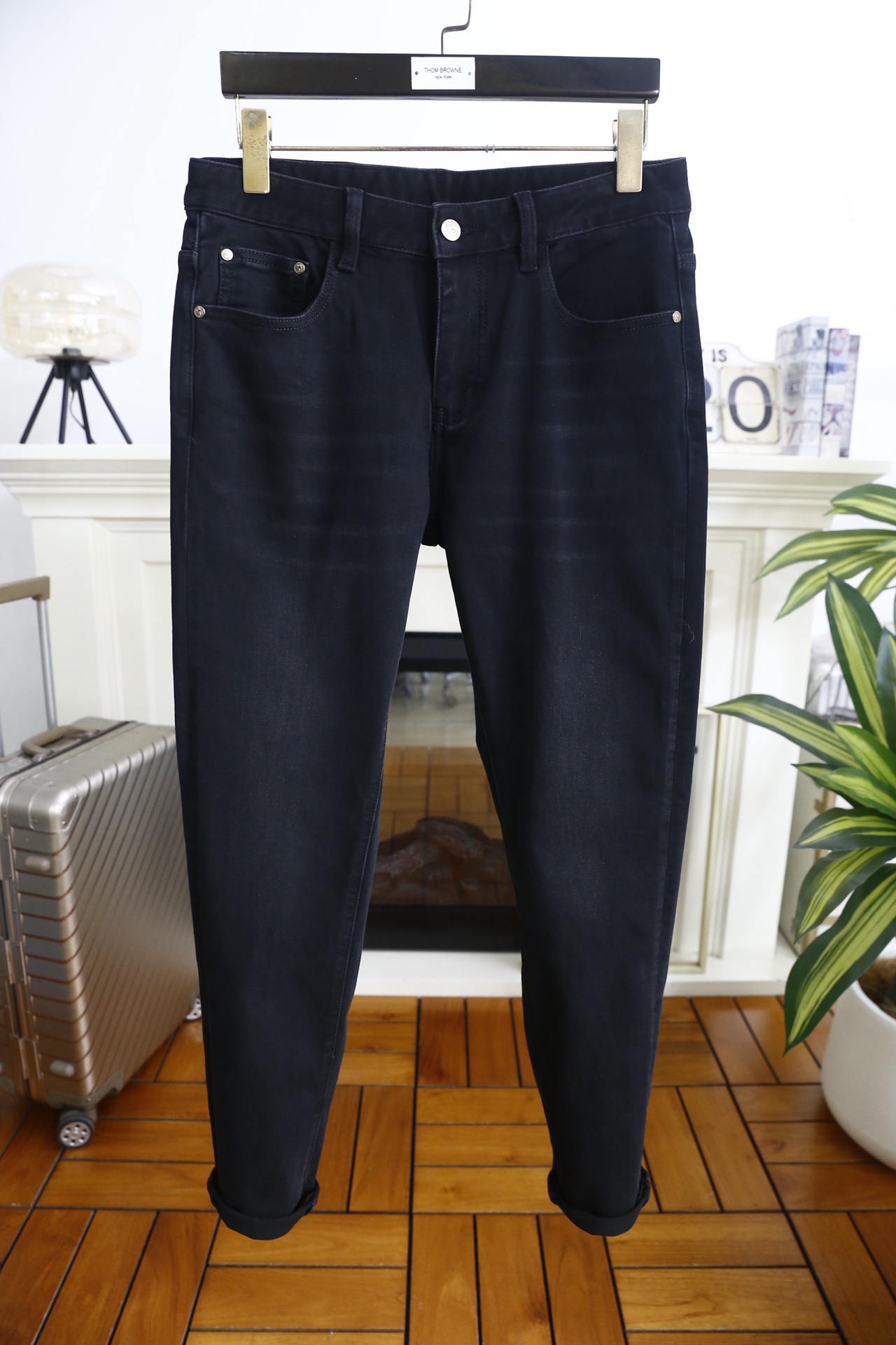 🔥巴宝丽.（🌾）25秋冬男士深色牛仔裤，属于品牌兼具简约质感与标志性细节的单品。它采用高密弹力牛仔面料，