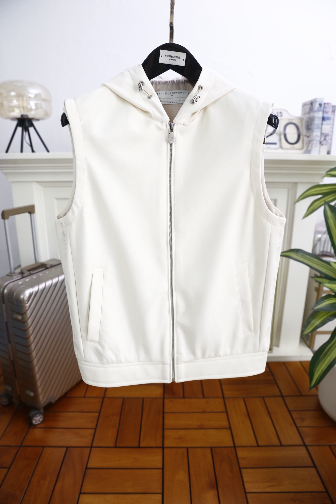 🔥BC.（🌾）2026早春新款🆕时尚男士原单连帽马甲，采用质感柔软且挺括的面料打造，无袖剪裁结合连帽设计