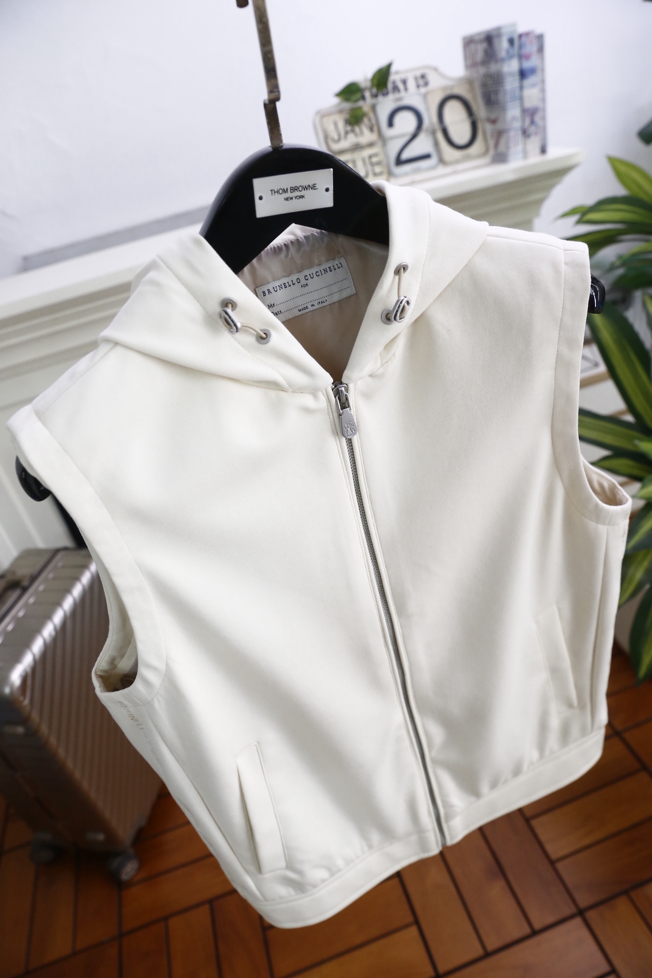 🔥BC.（🌾）2026早春新款🆕时尚男士原单连帽马甲，采用质感柔软且挺括的面料打造，无袖剪裁结合连帽设计