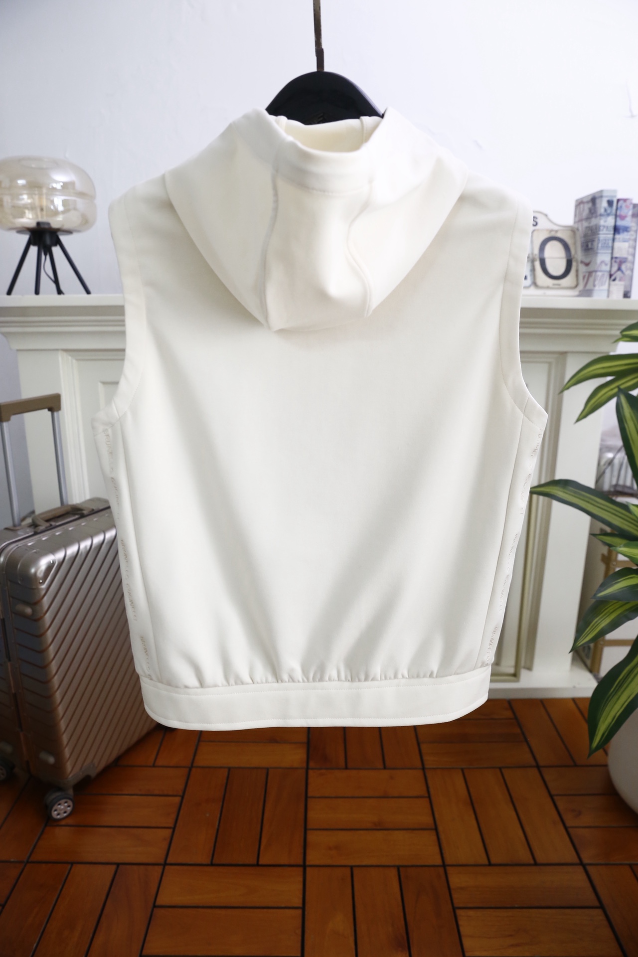 🔥BC.（🌾）2026早春新款🆕时尚男士原单连帽马甲，采用质感柔软且挺括的面料打造，无袖剪裁结合连帽设计