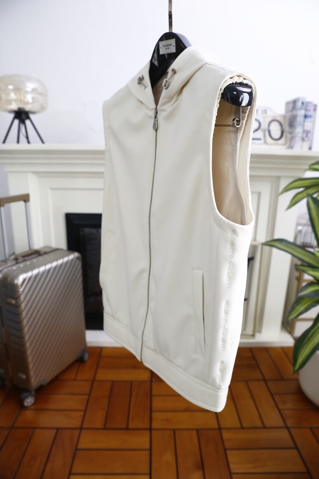 🔥BC.（🌾）2026早春新款🆕时尚男士原单连帽马甲，采用质感柔软且挺括的面料打造，无袖剪裁结合连帽设计