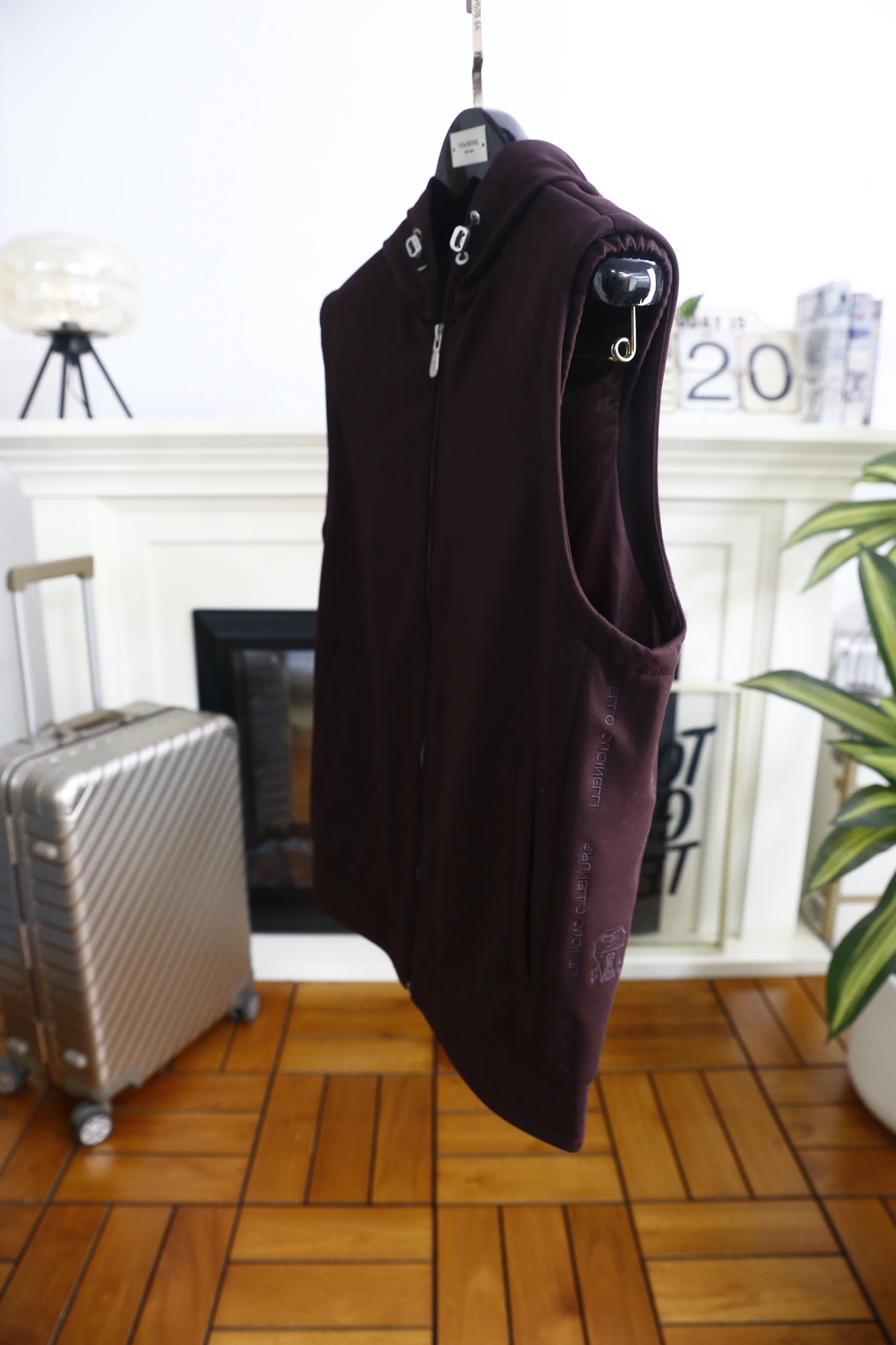 🔥BC.（🌾）2026早春新款🆕时尚男士原单连帽马甲，采用质感柔软且挺括的面料打造，无袖剪裁结合连帽设计