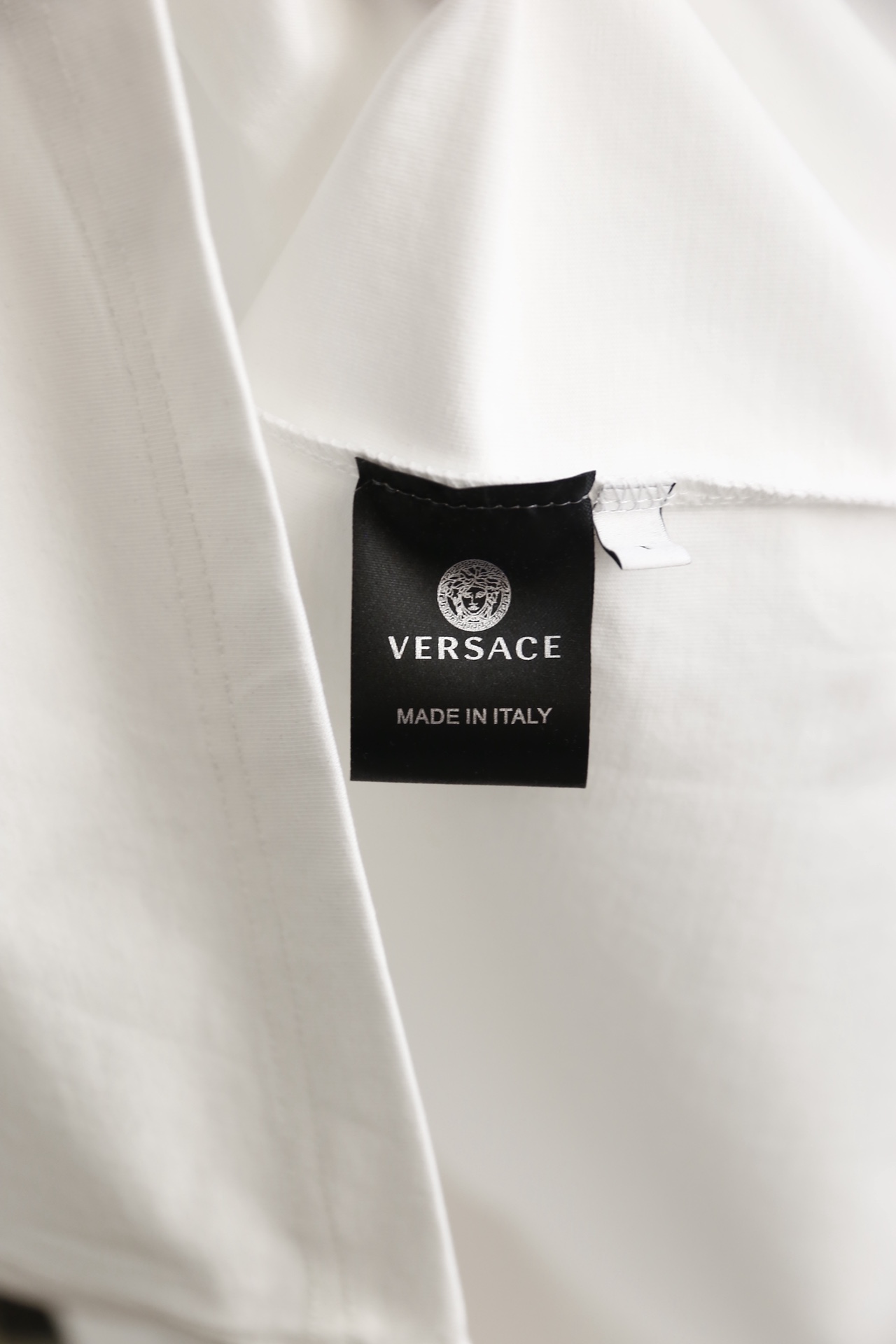 🔥范思哲.（🌾）2026春夏新品😎时尚男士百搭圆领短袖T恤，甄选高支棉面料，触感柔软且久洗不易变形，奢华