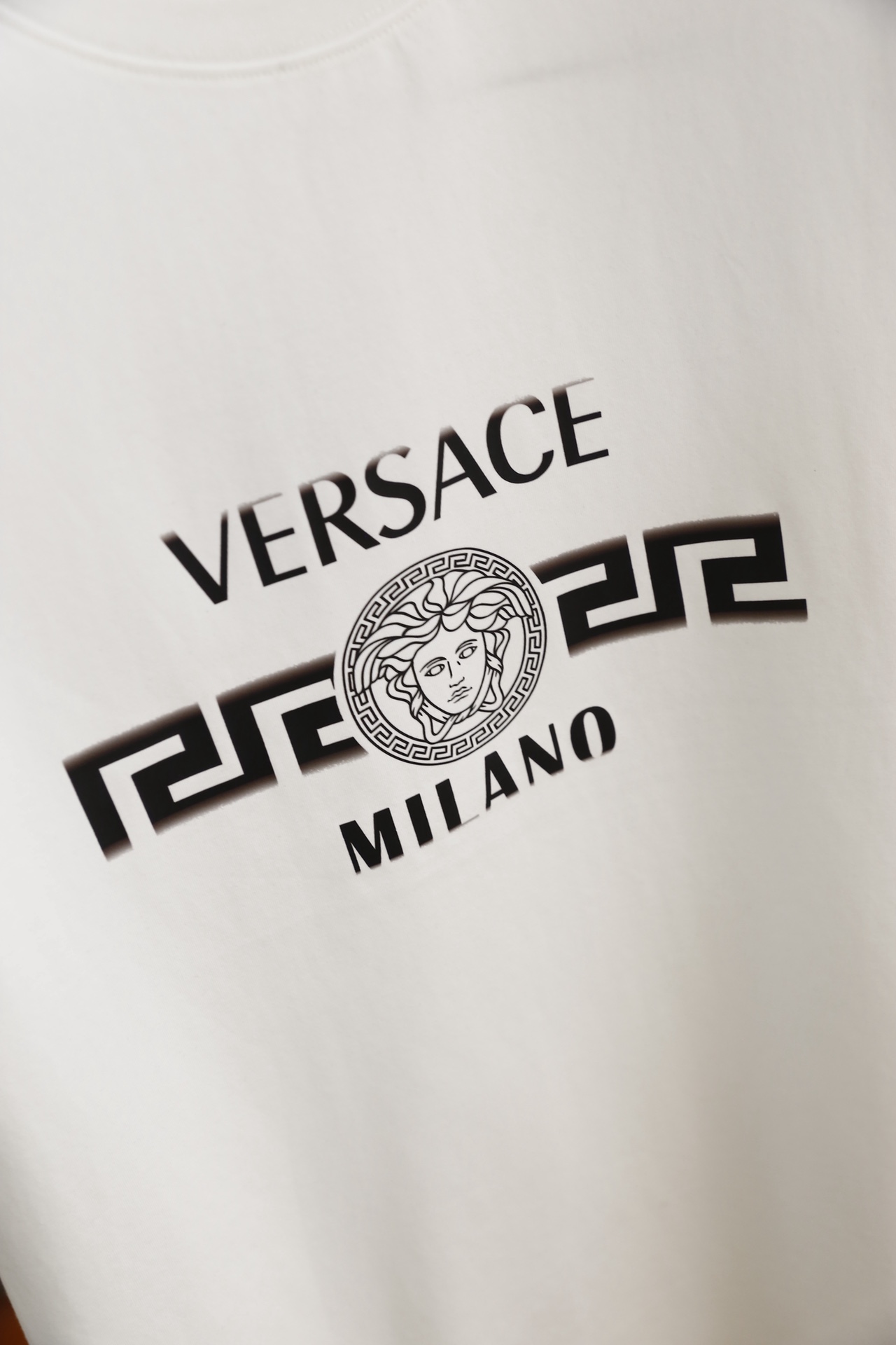 🔥范思哲.（🌾）2026春夏新品😎时尚男士百搭圆领短袖T恤，甄选高支棉面料，触感柔软且久洗不易变形，奢华