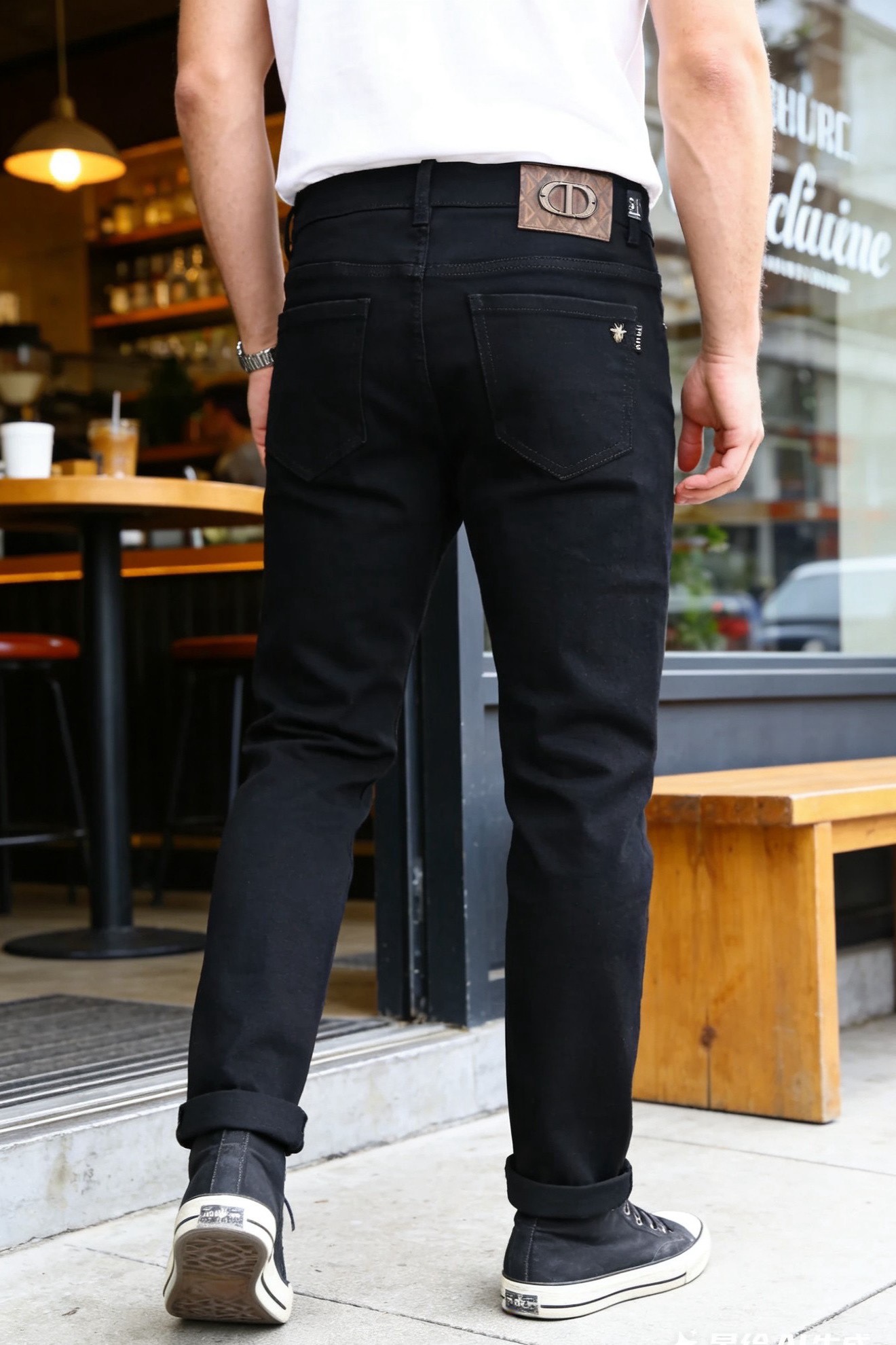 NO:877394,Dior.  Men's dark jeans are a brand item that combines simple texture and iconic details. They are made of high-density stretch denim fabric, which is soft to the touch and has good wrinkle resistance and wear resistance, and is not easy to fade and deform. The luxury classic brand element LOGO is paired with low-key pure black pants to hide the brand recognition.  It is high-quality and has a light and luxurious texture in every detail. The slim tapered cut fits the leg lines and can modify the shape of the legs. It is suitable for a variety of combinations such as casual shoes and formal leather shoes. Whether it is daily commuting or light social scenes, it can easily enhance the sense of luxury. It is a versatile item in the wardrobe that is both practical and luxurious!  Sizes 29-38, yes 35/no 37!  Ships next day!  ,,dior,jeans,19860909迪奥. 男士深色牛仔裤,属于品牌兼具简约质感与标志性细节的单品.它采用高密弹力牛仔面料,触感柔软且兼具良好的抗皱性与耐磨性,不易褪色变形.奢华经典品牌元素LOGO搭配在低调的纯黑裤身上暗藏品牌辨识度,细节处彰显轻奢质感.修身锥形剪裁贴合腿部线条,能修饰腿型,适配休闲鞋履与正装皮鞋等多种搭配,无论是日常通勤还是轻社交场景,都能轻松提升造型的高级感,是衣橱中兼具实用性与奢华感的百搭单品！尺码29-38,有35/无37！隔天出货！,,dior,jeans,,Men's clothing