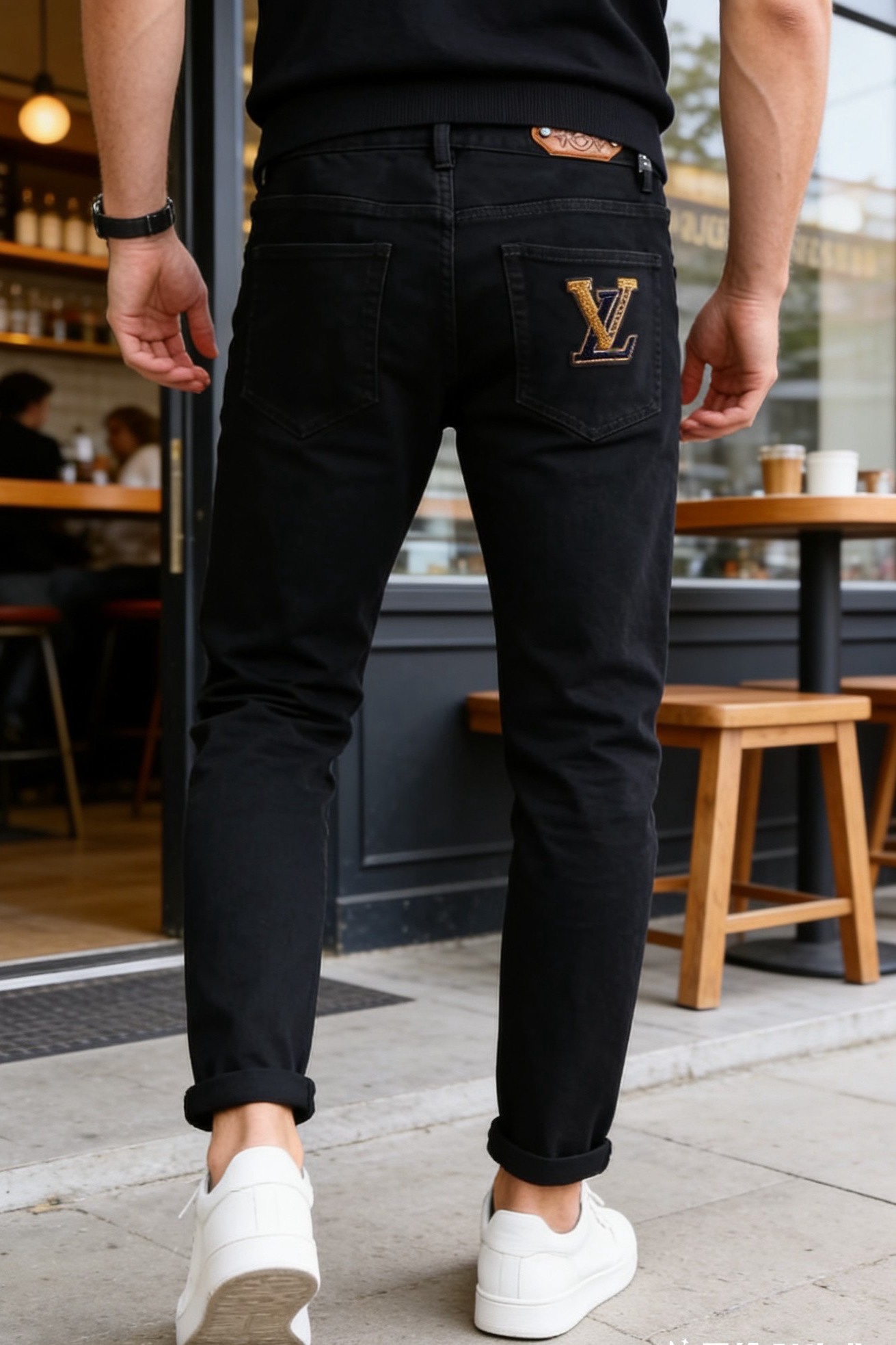 NO:877412,LV.  Men's dark jeans are a brand item that combines simple texture and iconic details. They are made of high-density stretch denim fabric, which is soft to the touch and has good wrinkle resistance and wear resistance, and is not easy to fade and deform. The luxury classic brand element LOGO is paired with low-key pure black pants to hide the brand recognition.  It is high-quality and has a light and luxurious texture in every detail. The slim tapered cut fits the leg lines and can modify the shape of the legs. It is suitable for a variety of combinations such as casual shoes and formal leather shoes. Whether it is daily commuting or light social scenes, it can easily enhance the sense of luxury. It is a versatile item in the wardrobe that is both practical and luxurious!  Sizes 29-38, yes 35/no 37!  Ships next day!  ,,louis vuitton,jeans,19860909LV. 男士深色牛仔裤,属于品牌兼具简约质感与标志性细节的单品.它采用高密弹力牛仔面料,触感柔软且兼具良好的抗皱性与耐磨性,不易褪色变形.奢华经典品牌元素LOGO搭配在低调的纯黑裤身上暗藏品牌辨识度,细节处彰显轻奢质感.修身锥形剪裁贴合腿部线条,能修饰腿型,适配休闲鞋履与正装皮鞋等多种搭配,无论是日常通勤还是轻社交场景,都能轻松提升造型的高级感,是衣橱中兼具实用性与奢华感的百搭单品！尺码29-38,有35/无37！隔天出货！,,louis vuitton,jeans,,Men's clothing