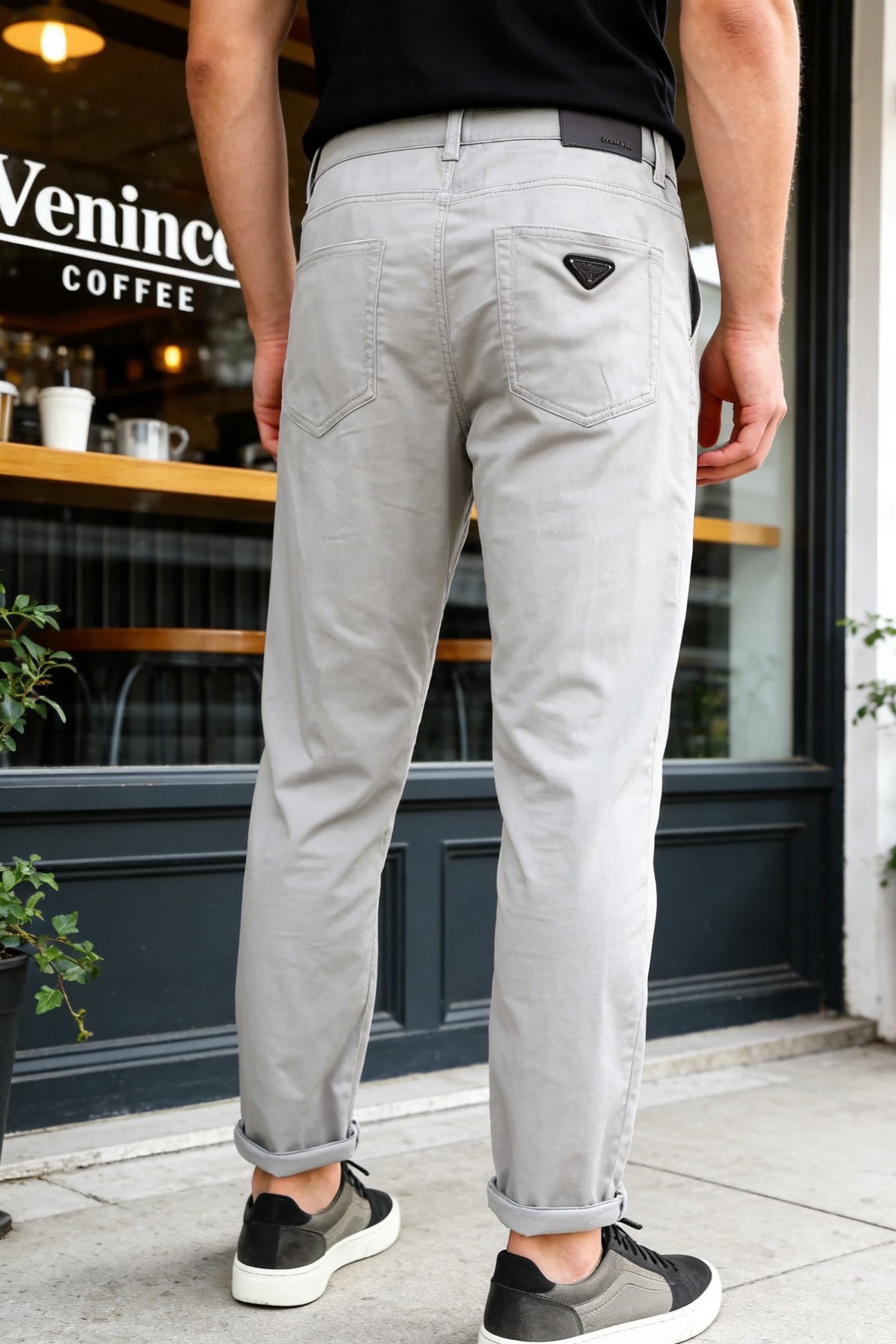 NO:734891,Prada. 26 new spring and summer products!  Stylish men's versatile casual pants made from comfortable and breathable fabric!  The luxury classic brand triangle logo highlights the brand characteristics. The fashion trend has become one of the biggest selling points and the price-performance ratio is extremely high. There is no confusion or trouble about color conflict. Such a high-end casual pants with rich interiors are absolutely fashionable and versatile!  A must-have for trendy men!  Counter sizes 30-38, shipped the next day!  ,,prada,19860909普拉达. 26春夏新品！时尚男士百搭休闲裤采用舒适透气面料！奢华经典品牌三角标Logo标志彰显品牌特征,时尚潮流因此已成为最大卖点之一而性价比又极高,没有颜色冲突的困惑或困扰,这么一款丰富内练高端休闲裤,绝对时尚休闲百搭款！潮男必备！专柜尺码30-38,隔天出货！,,prada,,Men's clothing