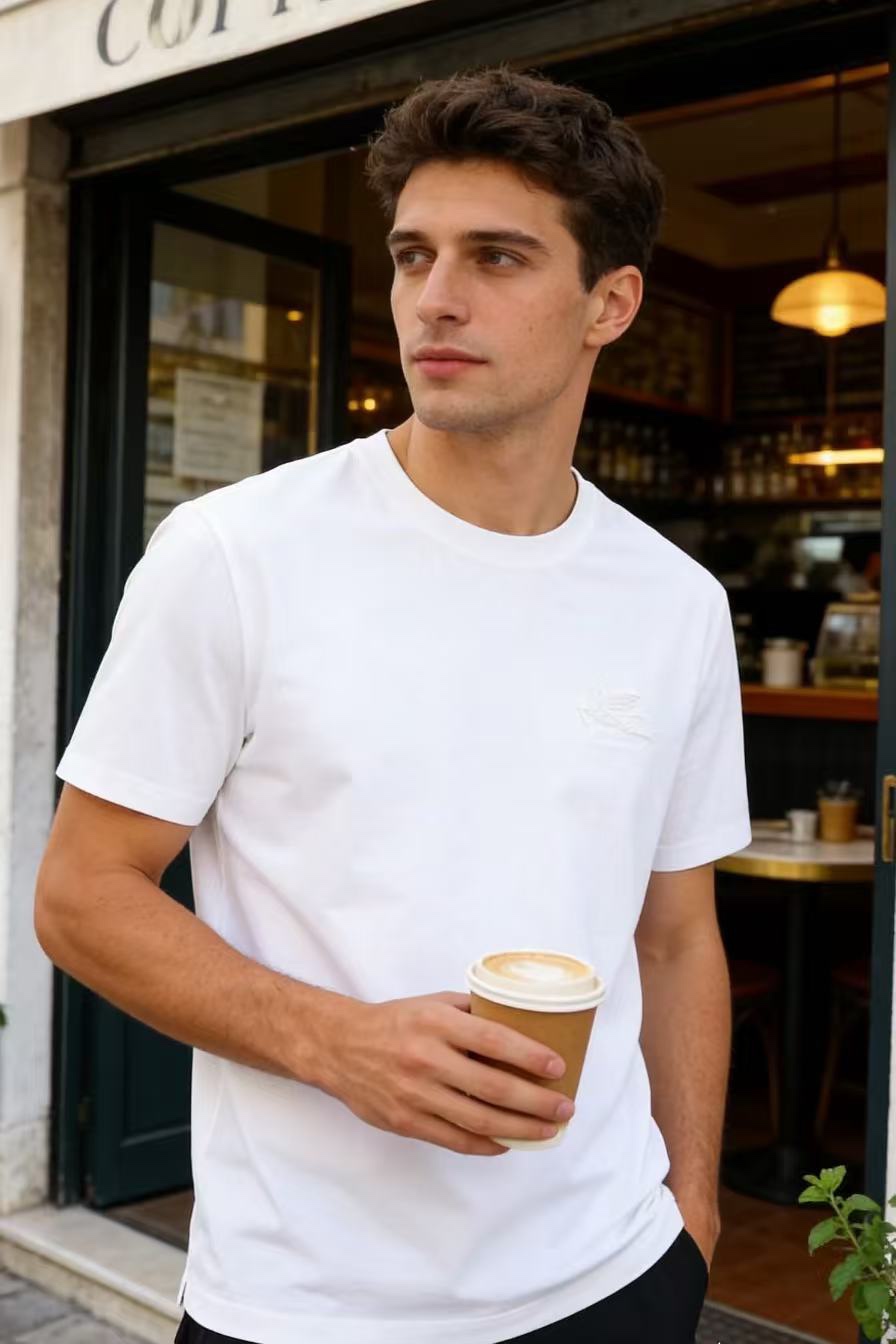 NO:734894,Ai Chuo. 2026 spring and summer new fashion men's versatile round neck short-sleeved T-shirt is made of smooth and skin-friendly fabrics. The round neck design is both elastic and durable. The brand's custom embroidered LOGO design on the chest is loose and comfortable. The style is simple and elegant. It is suitable for daily casual wear and can also be used as an interior item for light business scenes. It is a basic clothing with both texture and practicality!  Sizes 48-56, shipped next day!  ,,T-shirt,tees,t-shirt,19860909艾绰. 2026春夏新品时尚男士百搭圆领短袖T恤,采用质感顺滑的亲肤面料制作,圆领设计兼具弹性与耐用性,胸前品牌定制刺绣LOGO设计版型宽松舒适,风格简约大气,既适合日常休闲穿搭,也可作为轻商务场景的内搭单品,是兼具质感与实用性的基础款服饰！尺码48-56,隔天出货！,,T-shirt,tees，t-shirt,,Men's clothing