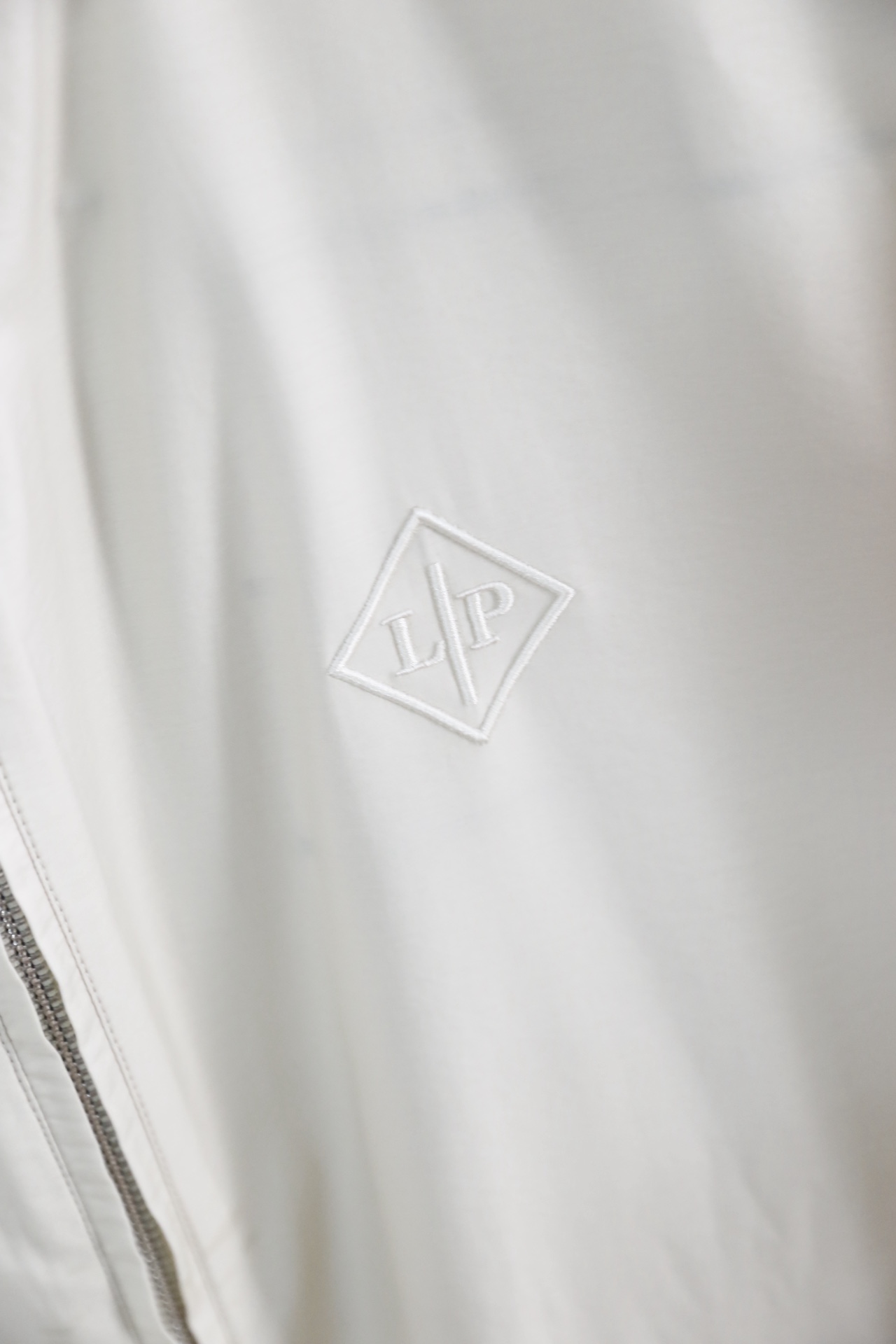 🔥Loro Piana.2026春季新款！经典立领男士夹克👍原单品质，承袭意式轻奢工艺。采用轻量挺括面料