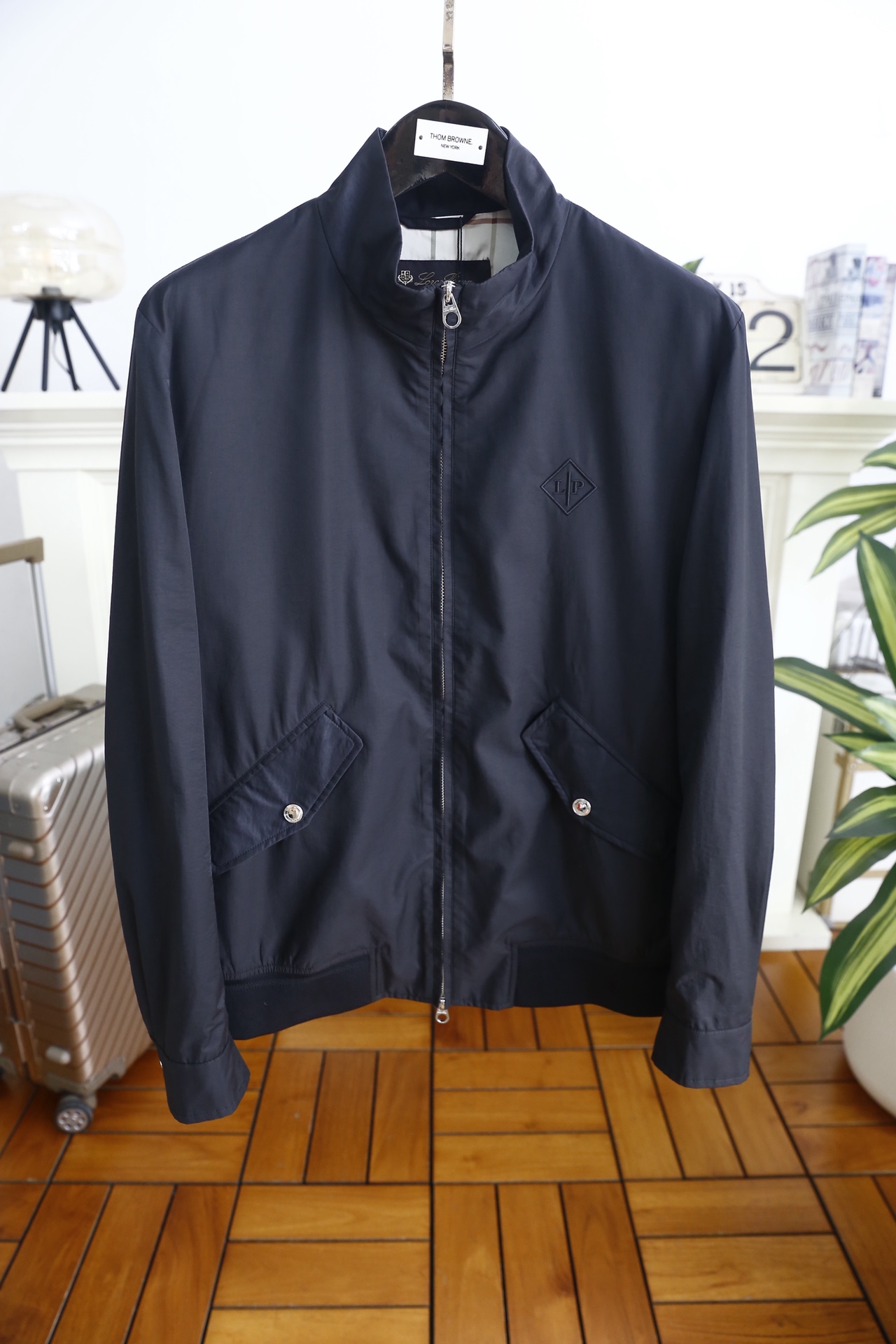 🔥Loro Piana.2026春季新款！经典立领男士夹克👍原单品质，承袭意式轻奢工艺。采用轻量挺括面料