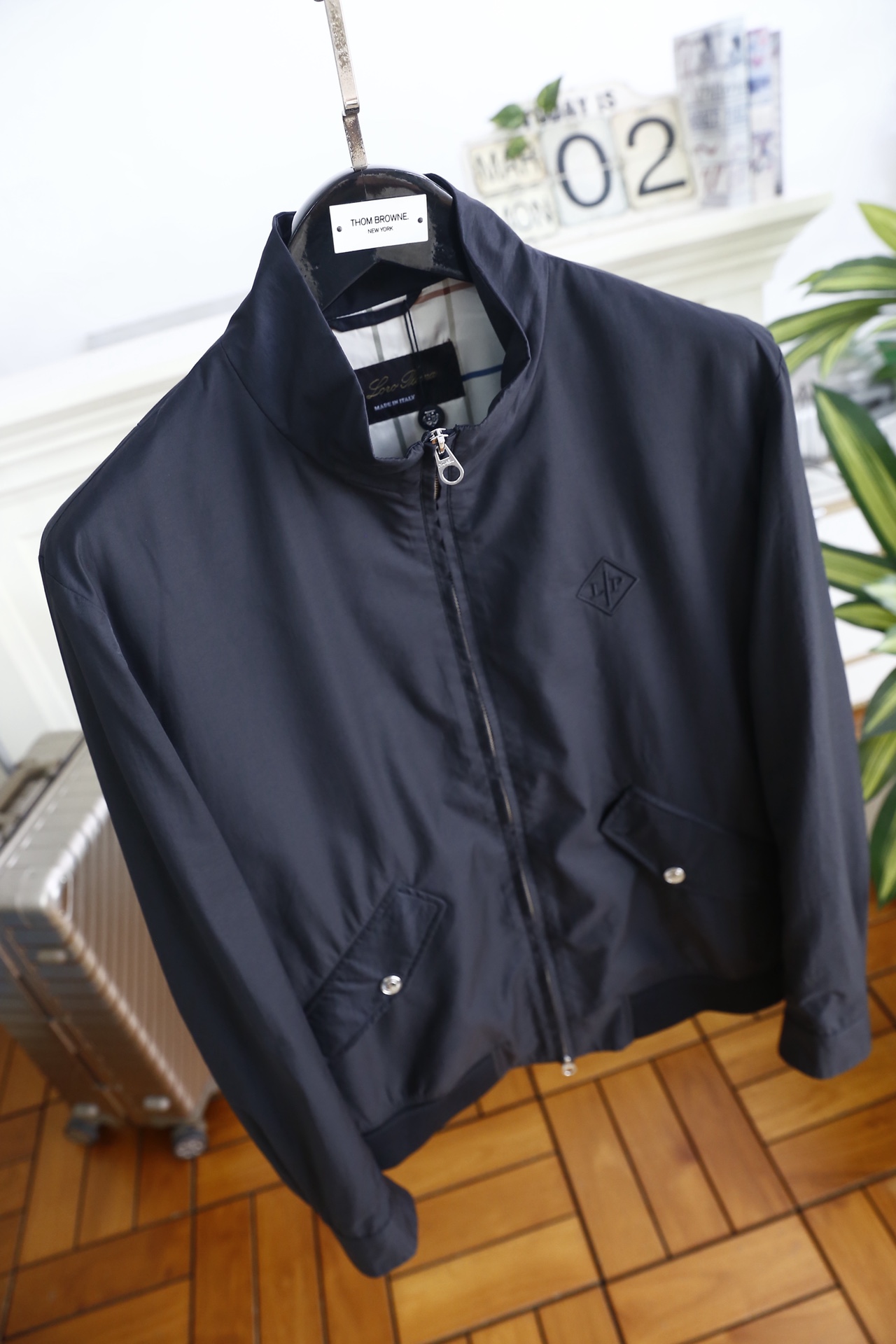 🔥Loro Piana.2026春季新款！经典立领男士夹克👍原单品质，承袭意式轻奢工艺。采用轻量挺括面料