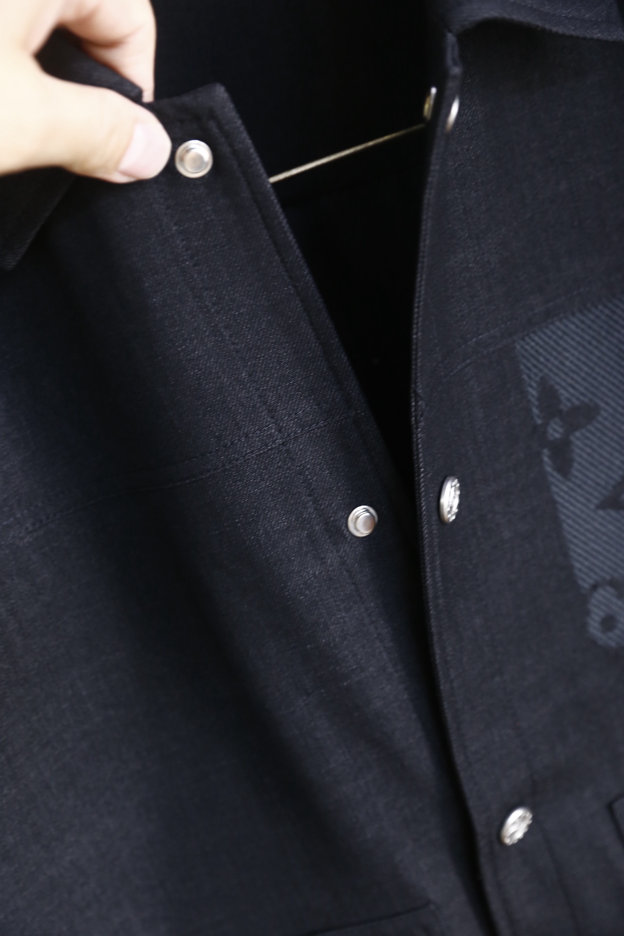 🔥路易威登.2026春季新款🆕时尚潮流百搭翻领男士夹克👍融合法式优雅与都市感。采用垂坠感科技面料，肌理细