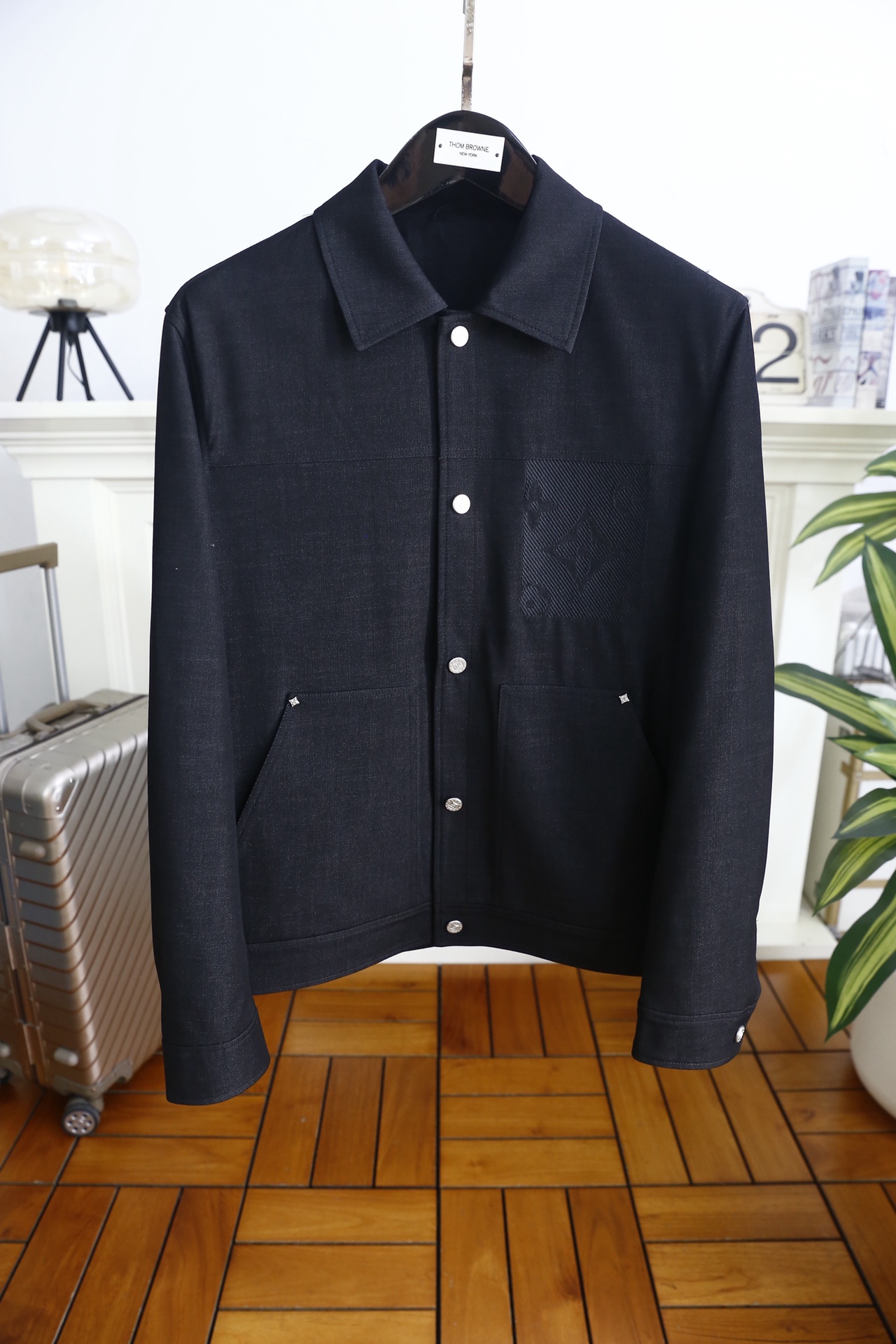 🔥路易威登.2026春季新款🆕时尚潮流百搭翻领男士夹克👍融合法式优雅与都市感。采用垂坠感科技面料，肌理细