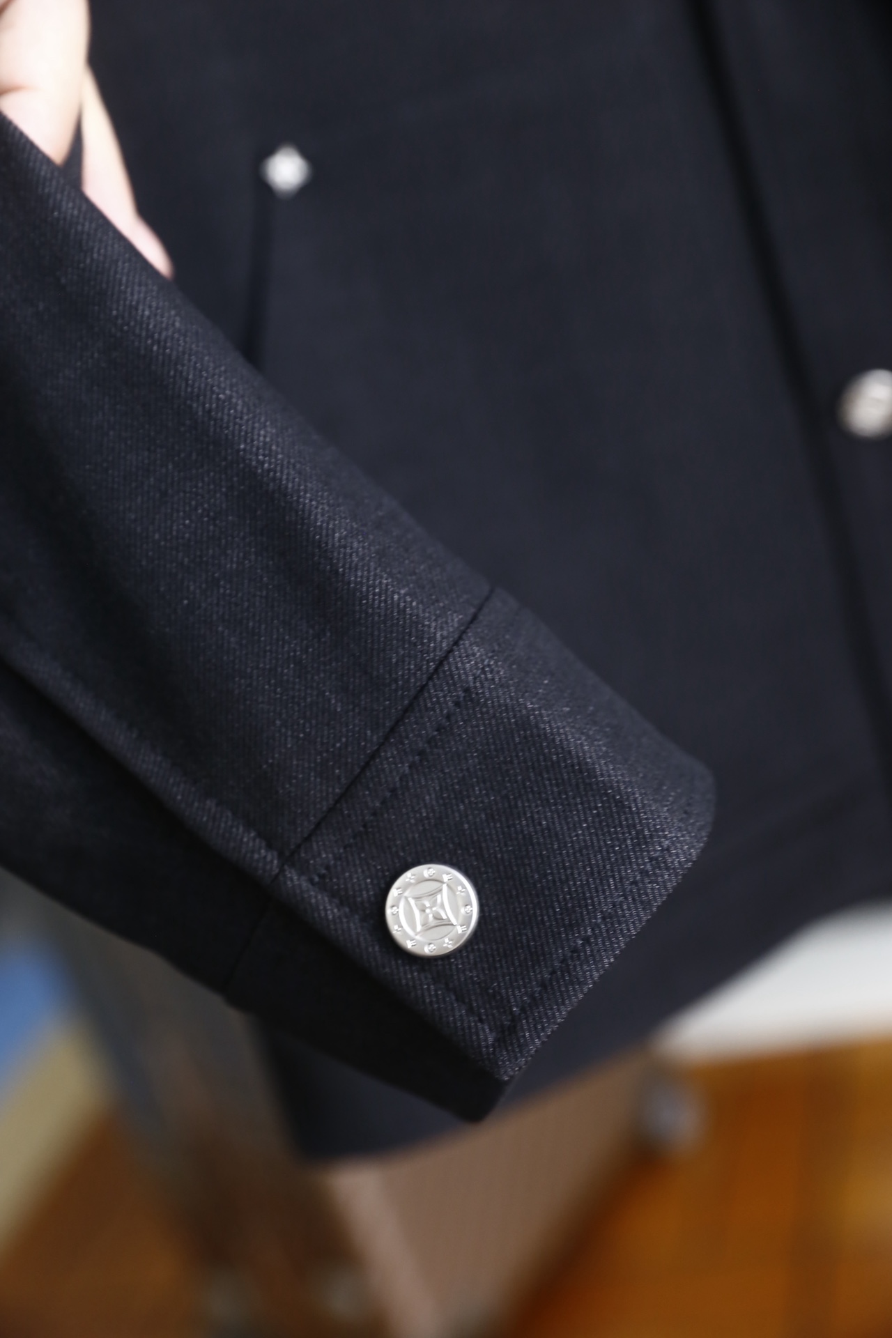 🔥路易威登.2026春季新款🆕时尚潮流百搭翻领男士夹克👍融合法式优雅与都市感。采用垂坠感科技面料，肌理细