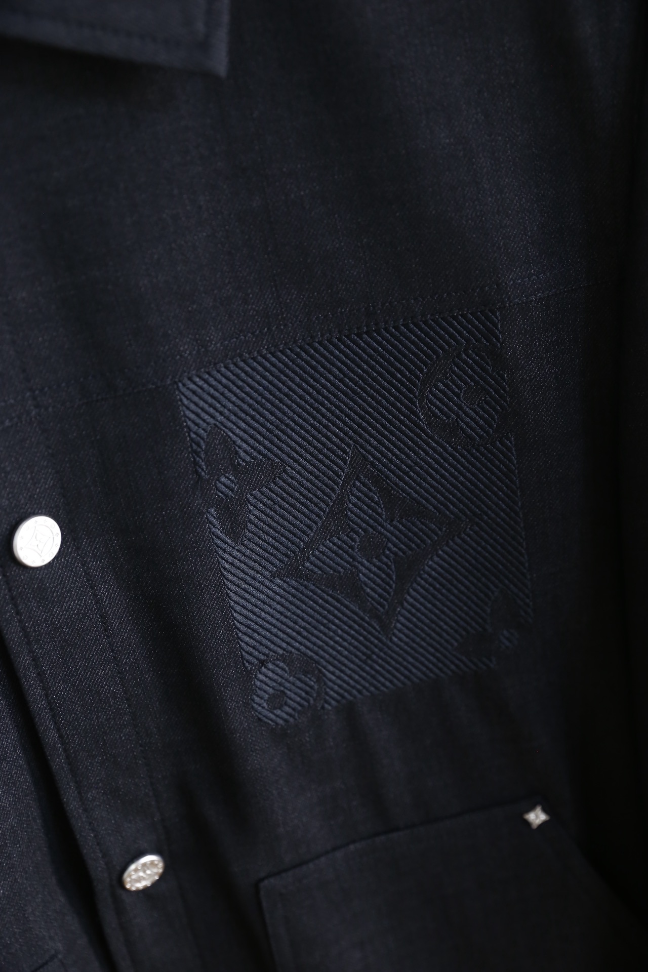 🔥路易威登.2026春季新款🆕时尚潮流百搭翻领男士夹克👍融合法式优雅与都市感。采用垂坠感科技面料，肌理细