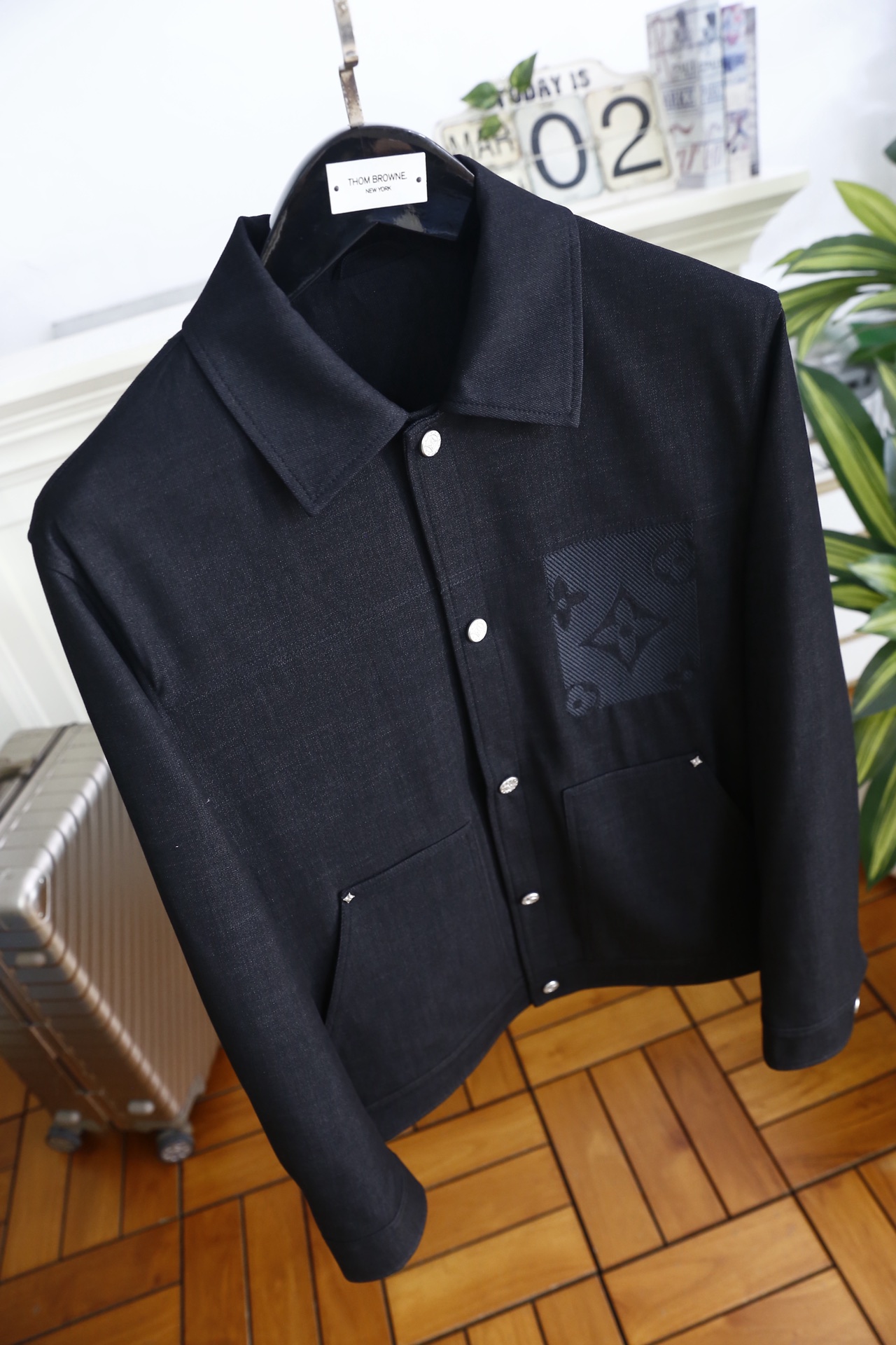 🔥路易威登.2026春季新款🆕时尚潮流百搭翻领男士夹克👍融合法式优雅与都市感。采用垂坠感科技面料，肌理细